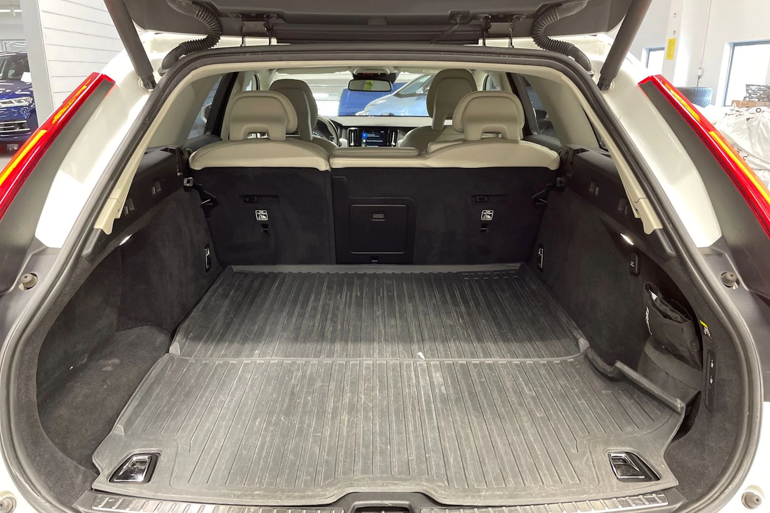 valkoinen Volvo V90 2017 kuva 16.