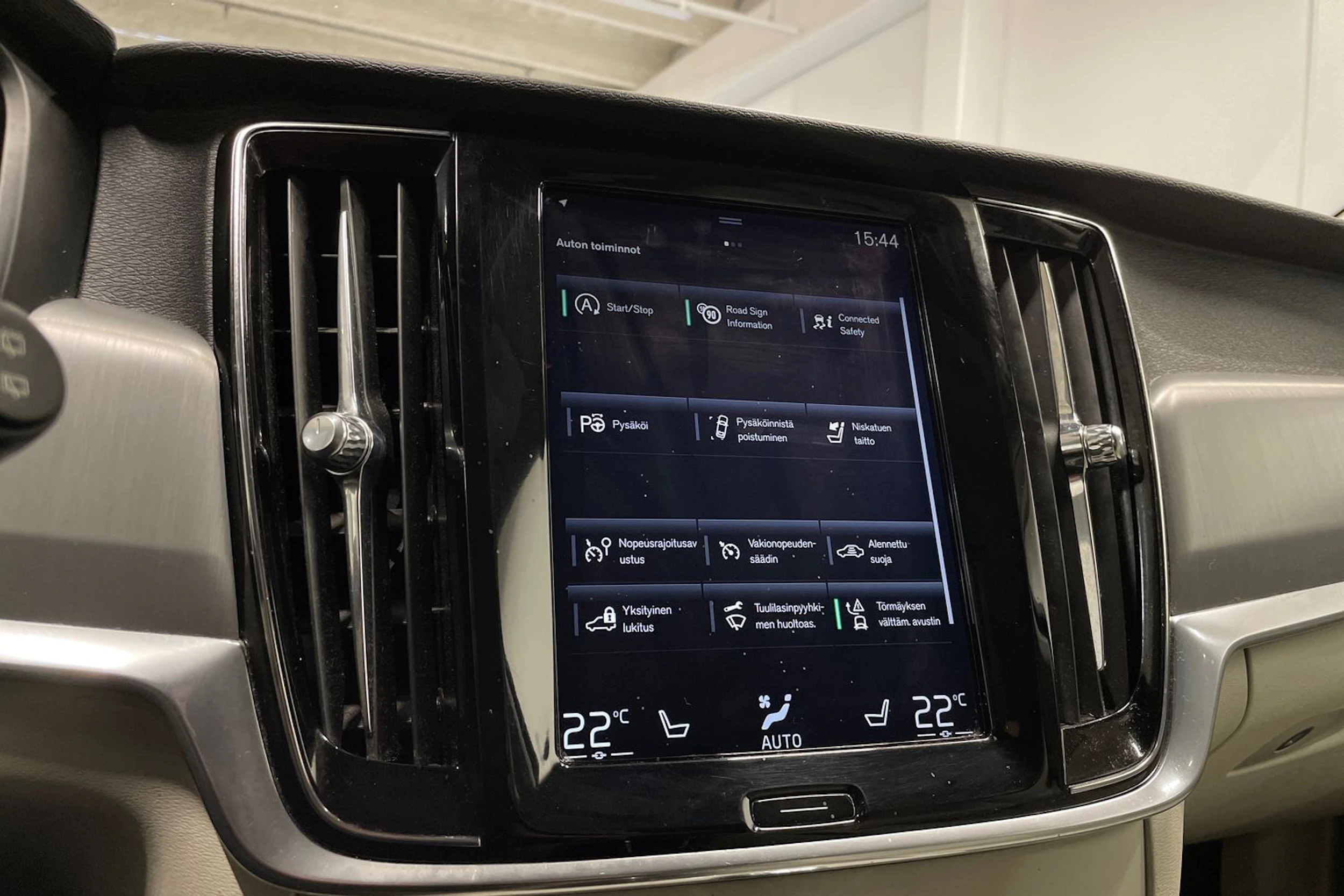 valkoinen Volvo V90 2017 kuva 20.