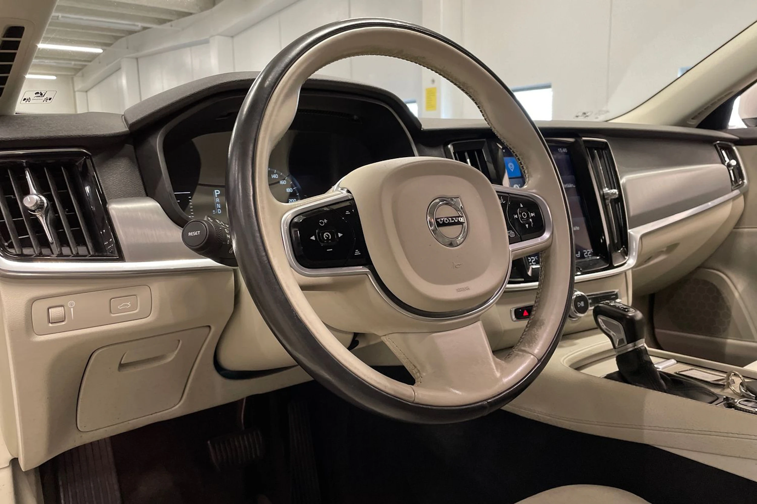 valkoinen Volvo V90 2017 kuva 28.