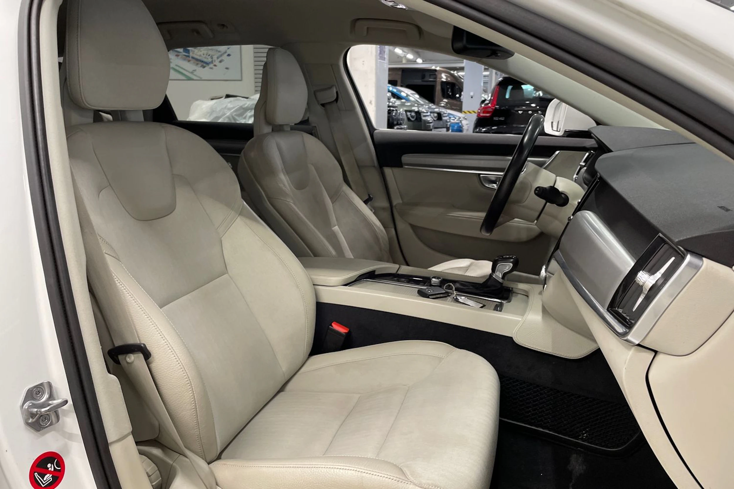 valkoinen Volvo V90 2017 kuva 29.