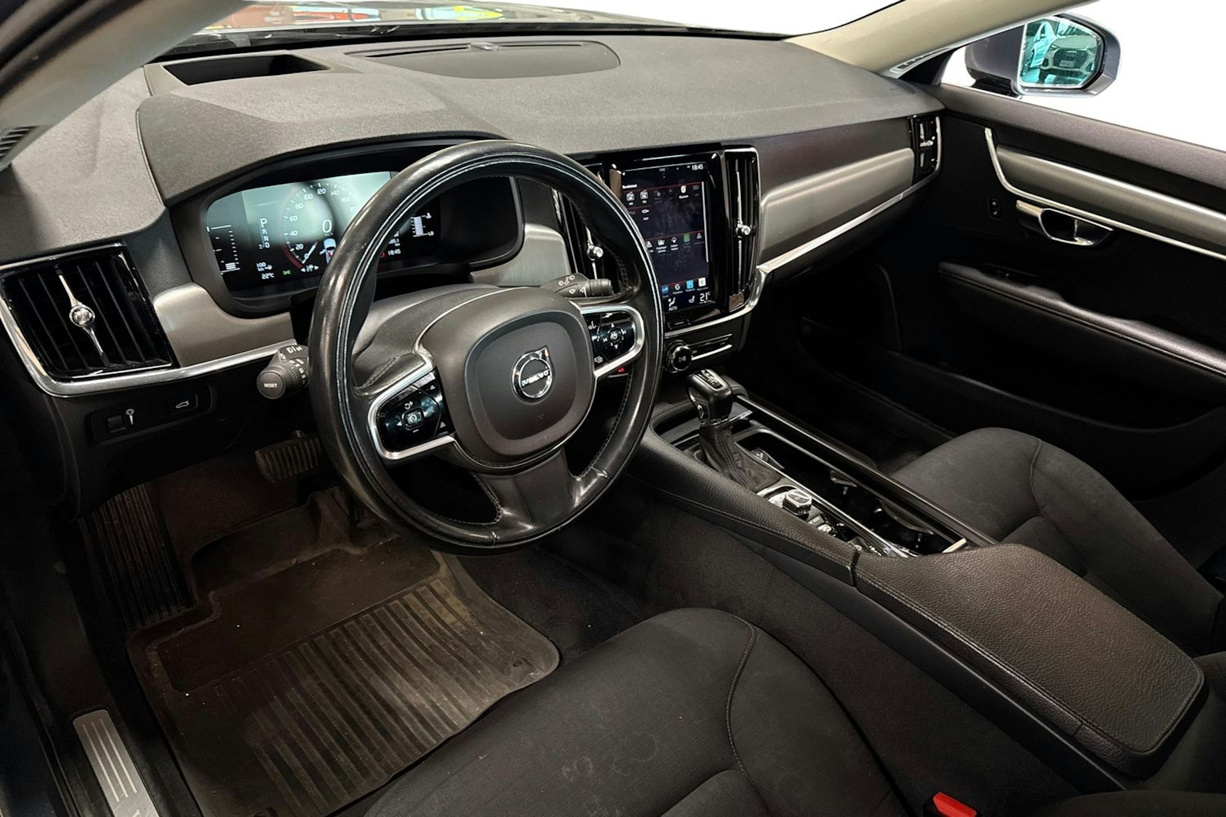 sininen Volvo V90 2017 kuva 3.