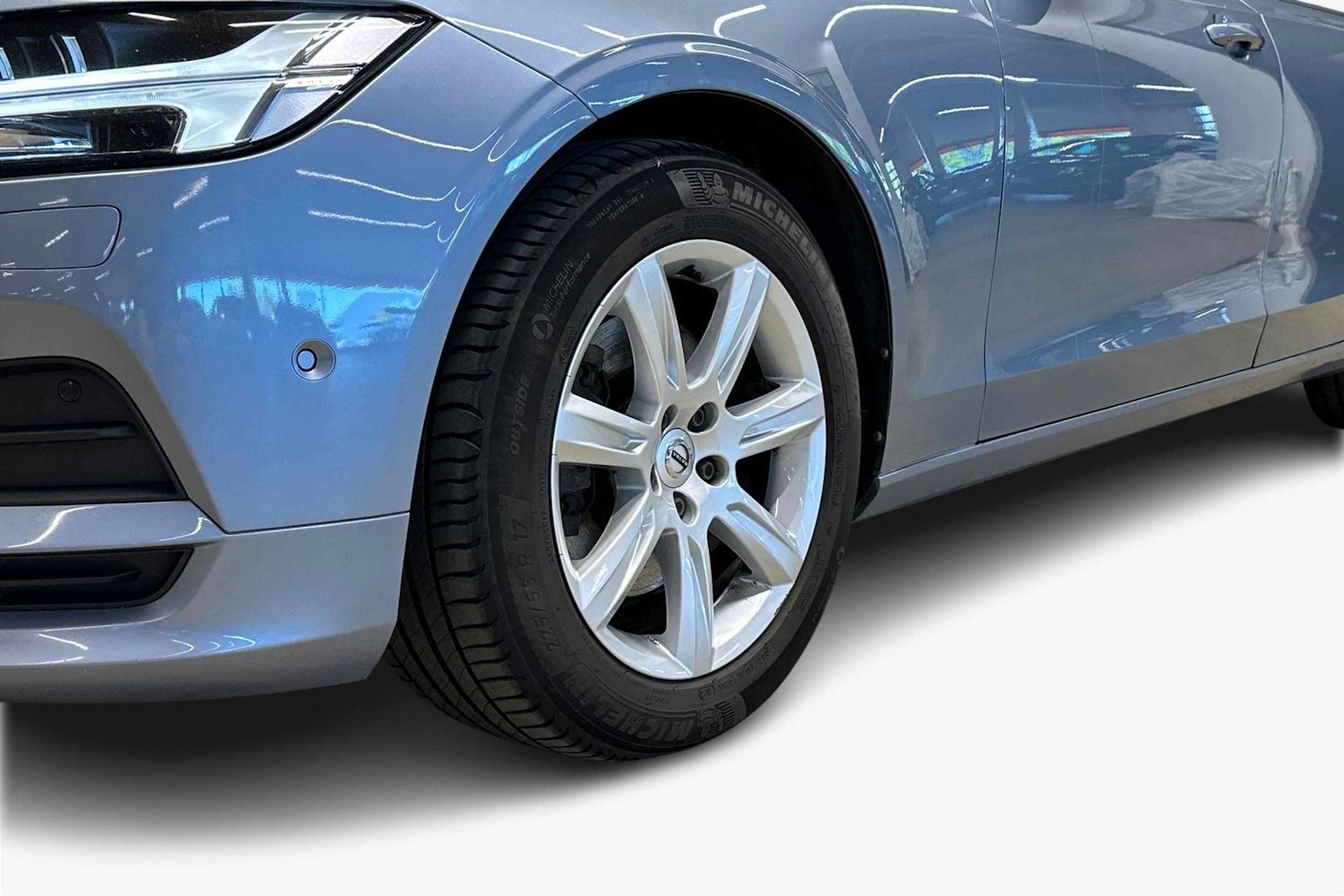 sininen Volvo V90 2017 kuva 7.