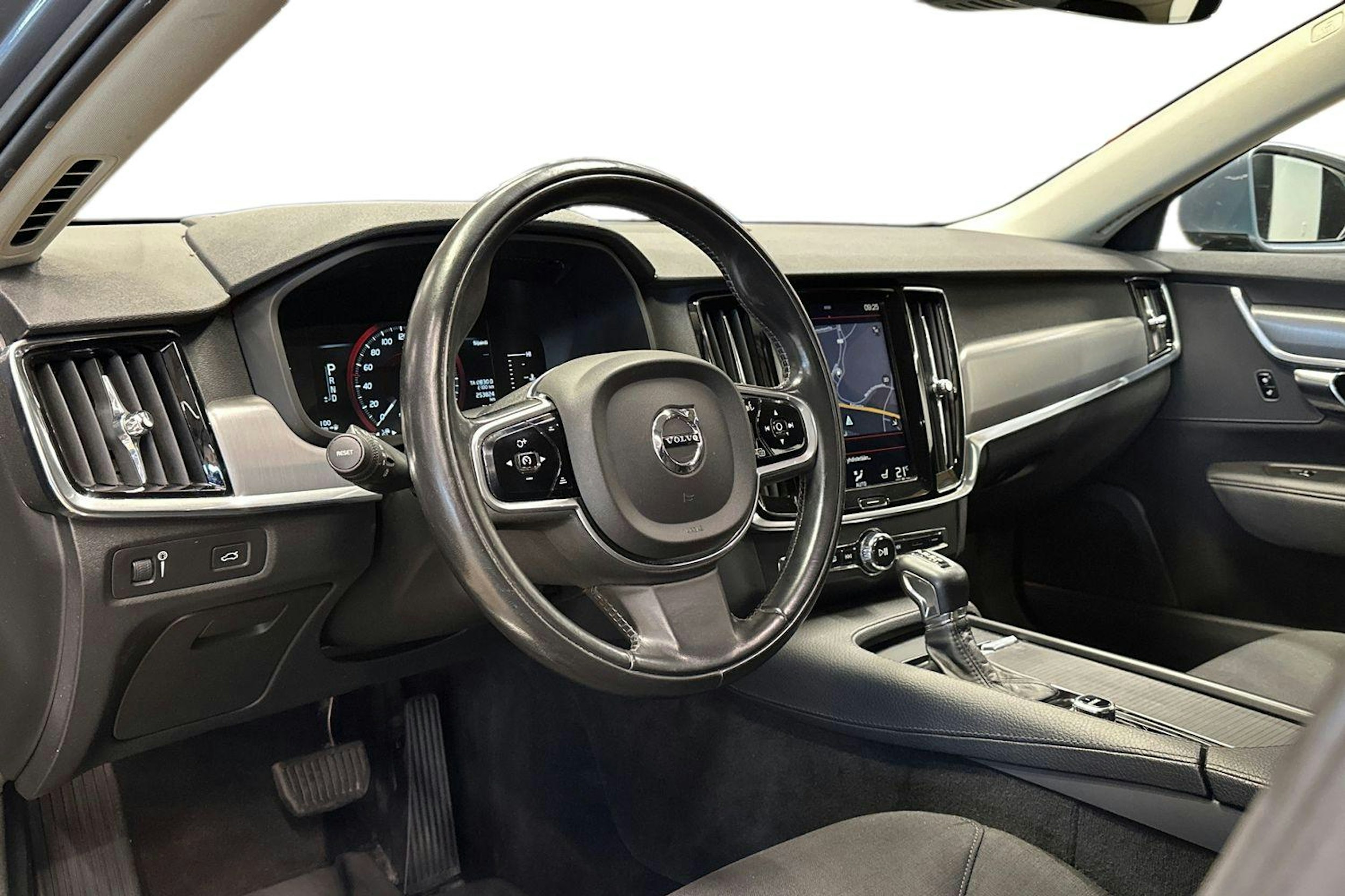 sininen Volvo V90 2017 kuva 10.