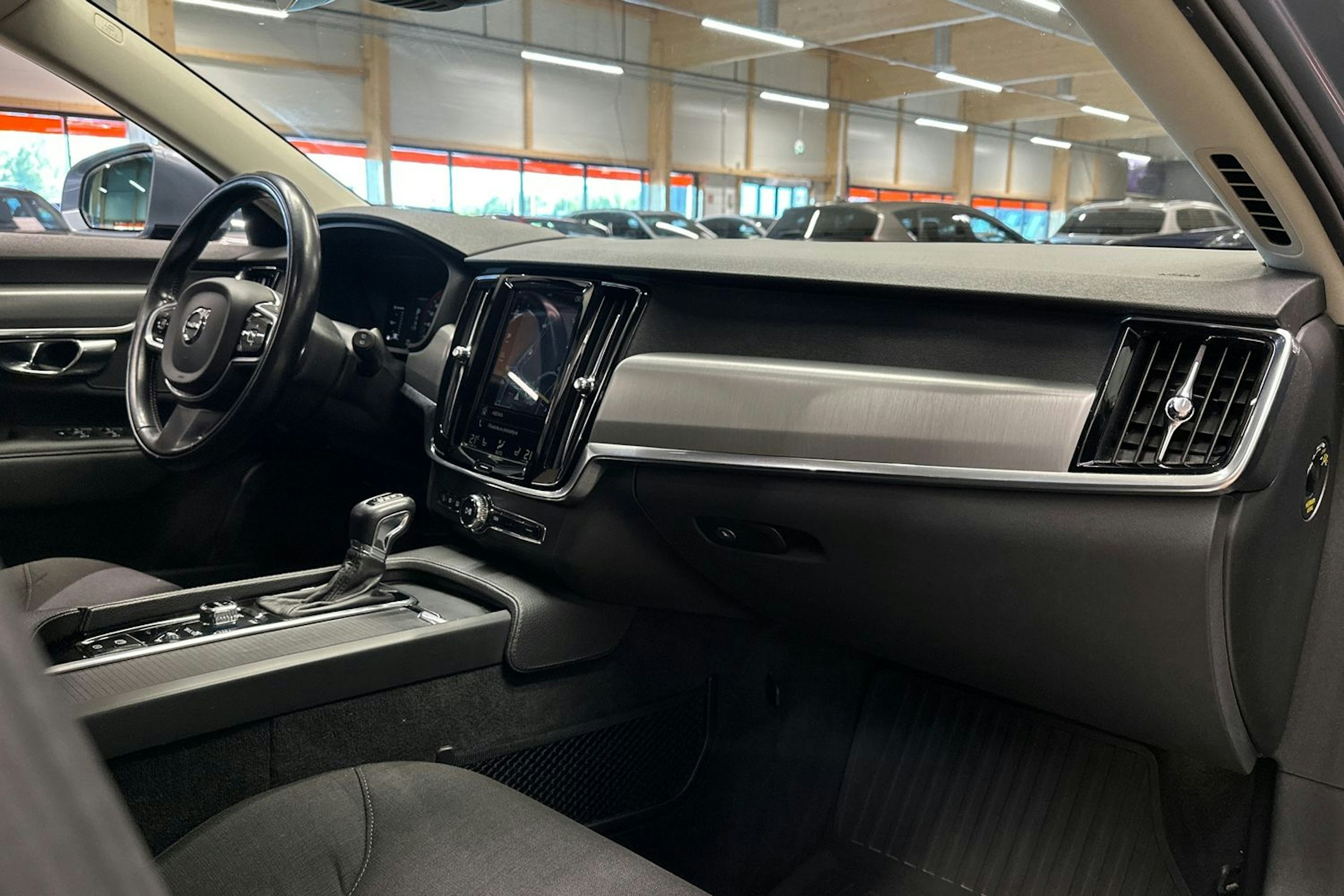 sininen Volvo V90 2017 kuva 13.