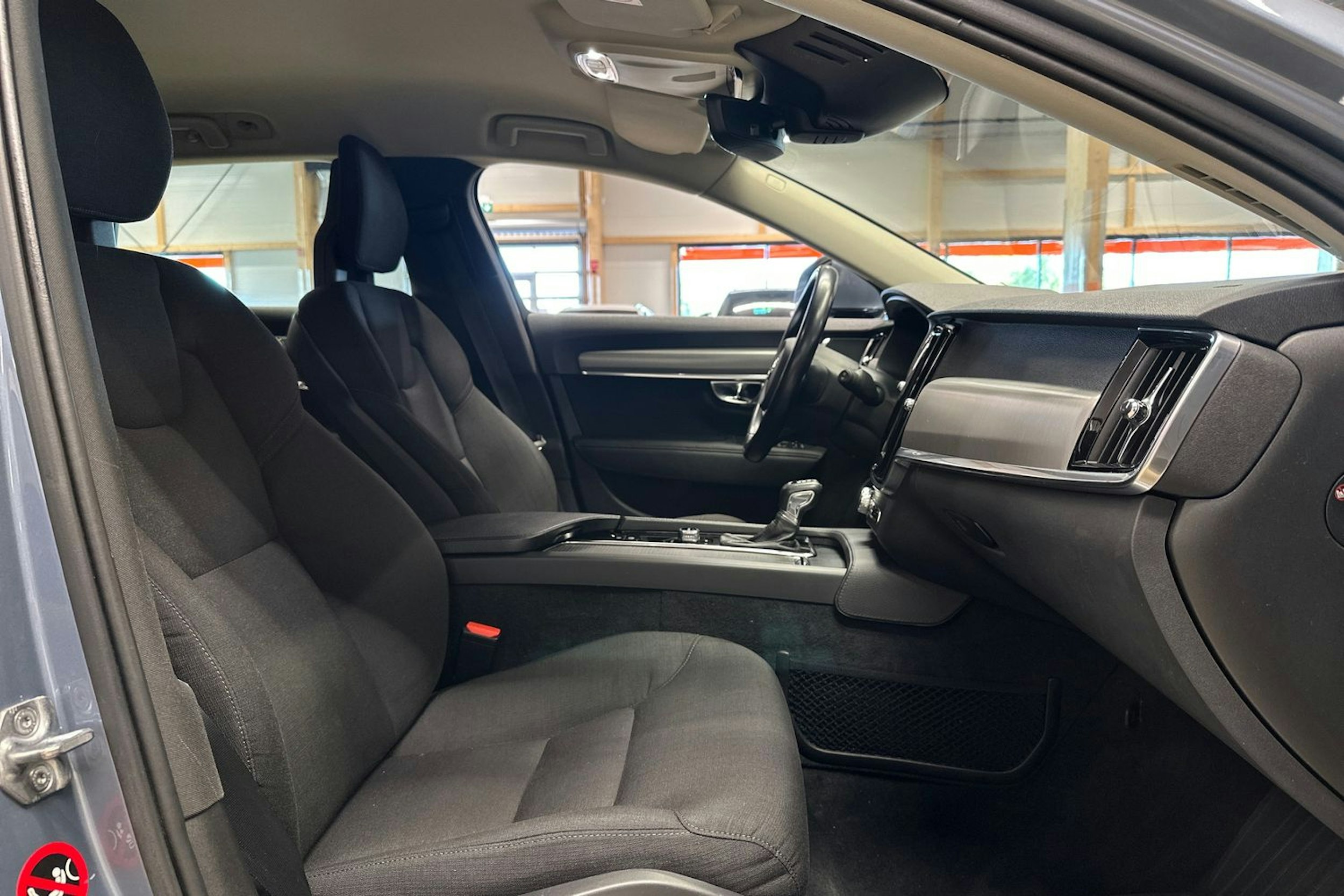 sininen Volvo V90 2017 kuva 14.