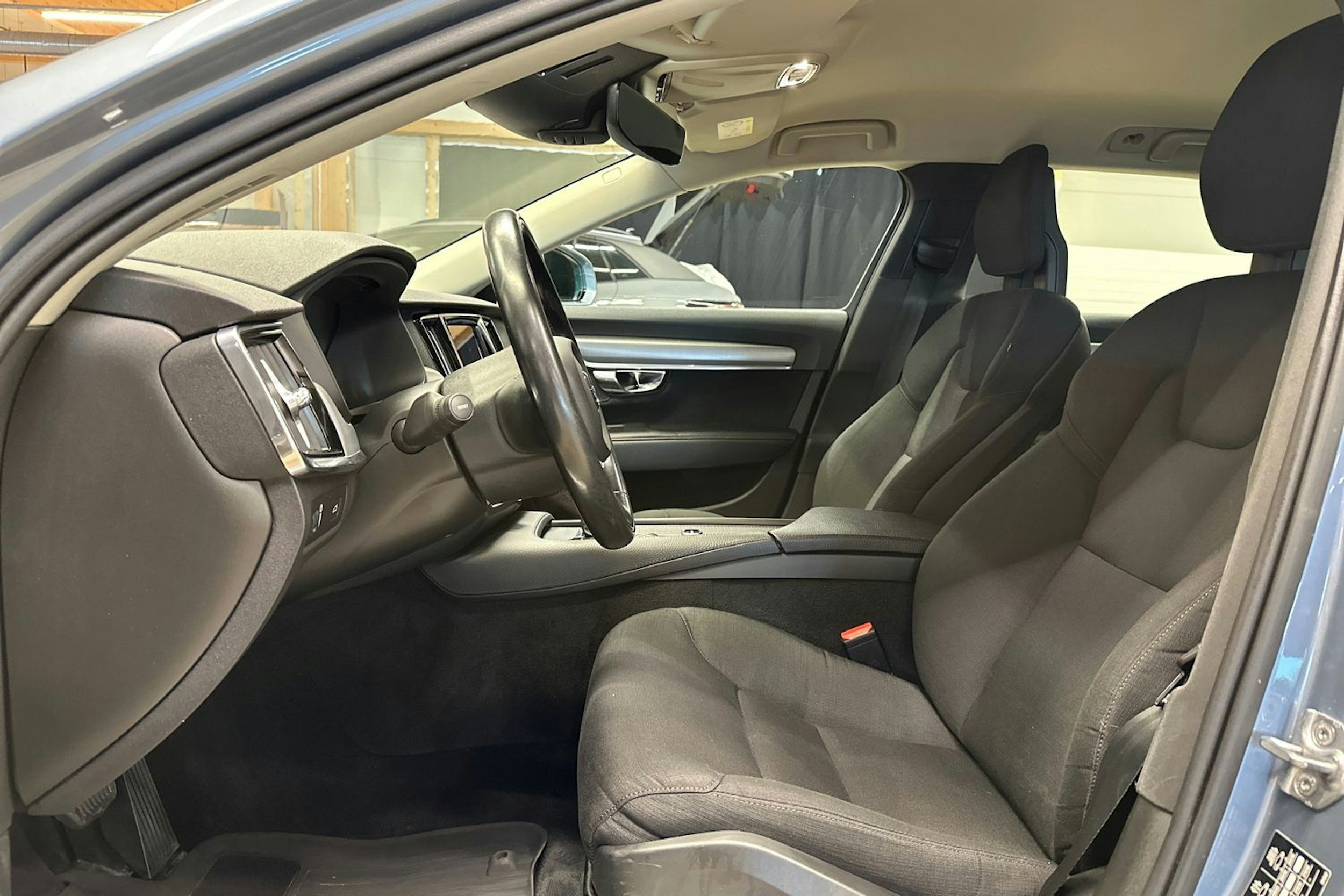sininen Volvo V90 2017 kuva 16.