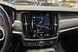 sininen Volvo V90 2017 kuva 22.