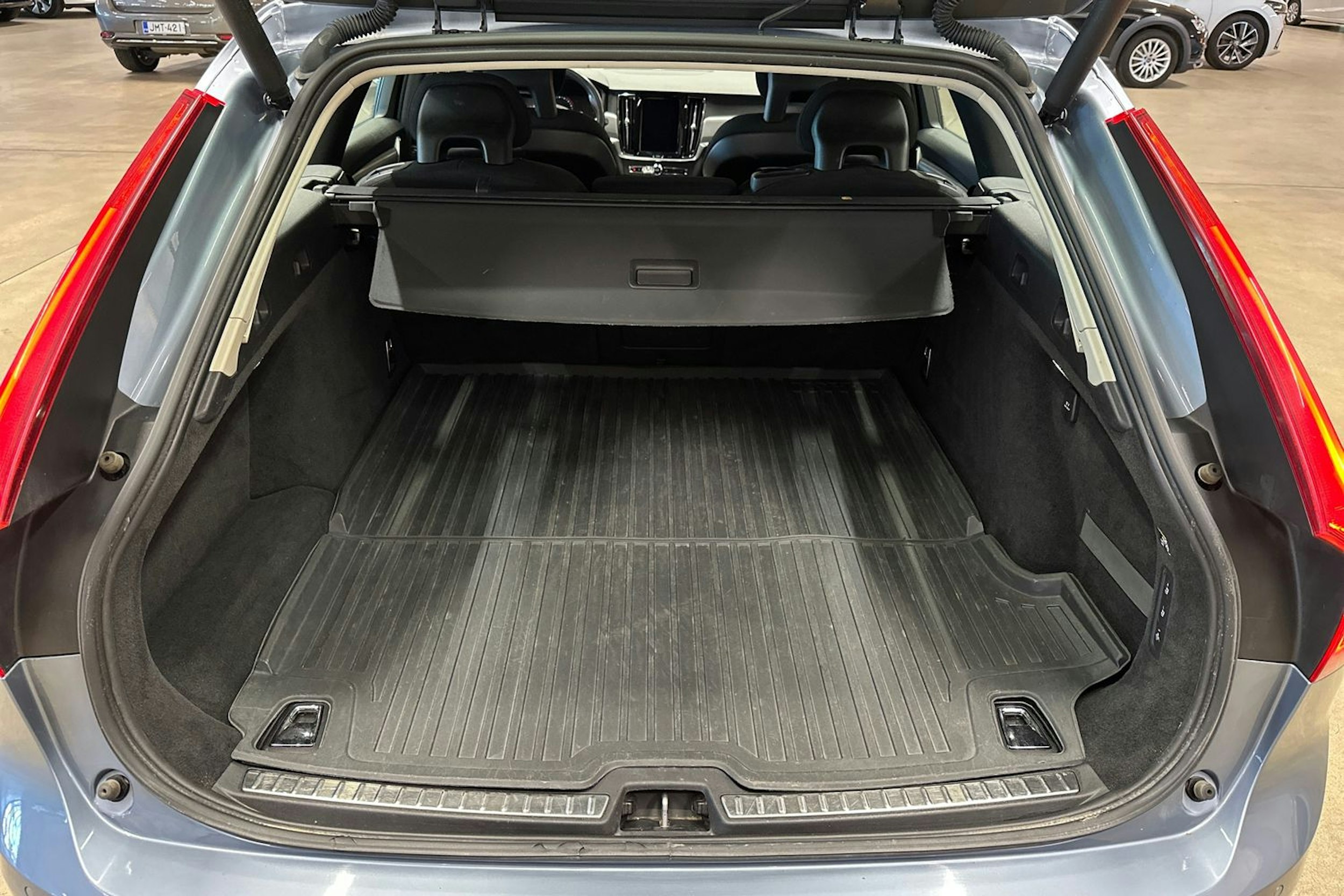 sininen Volvo V90 2017 kuva 27.