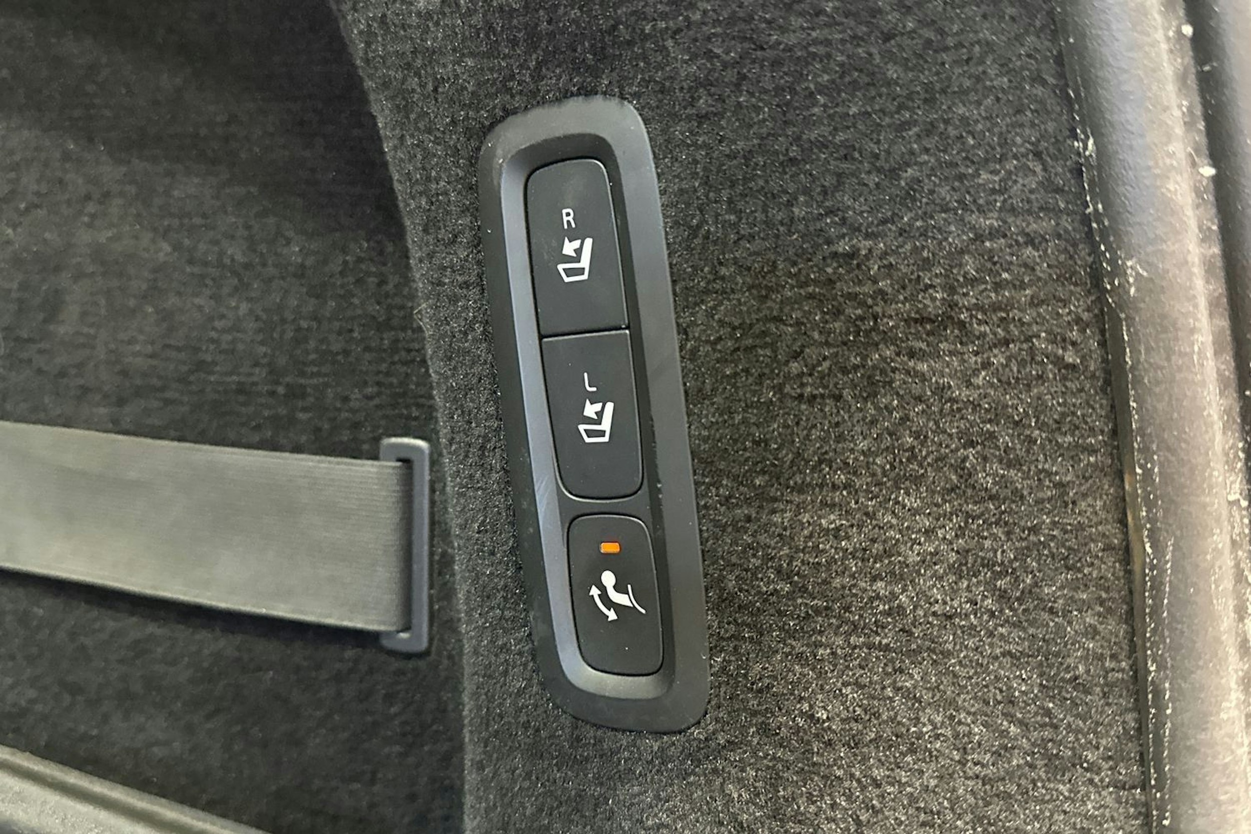 sininen Volvo V90 2017 kuva 28.