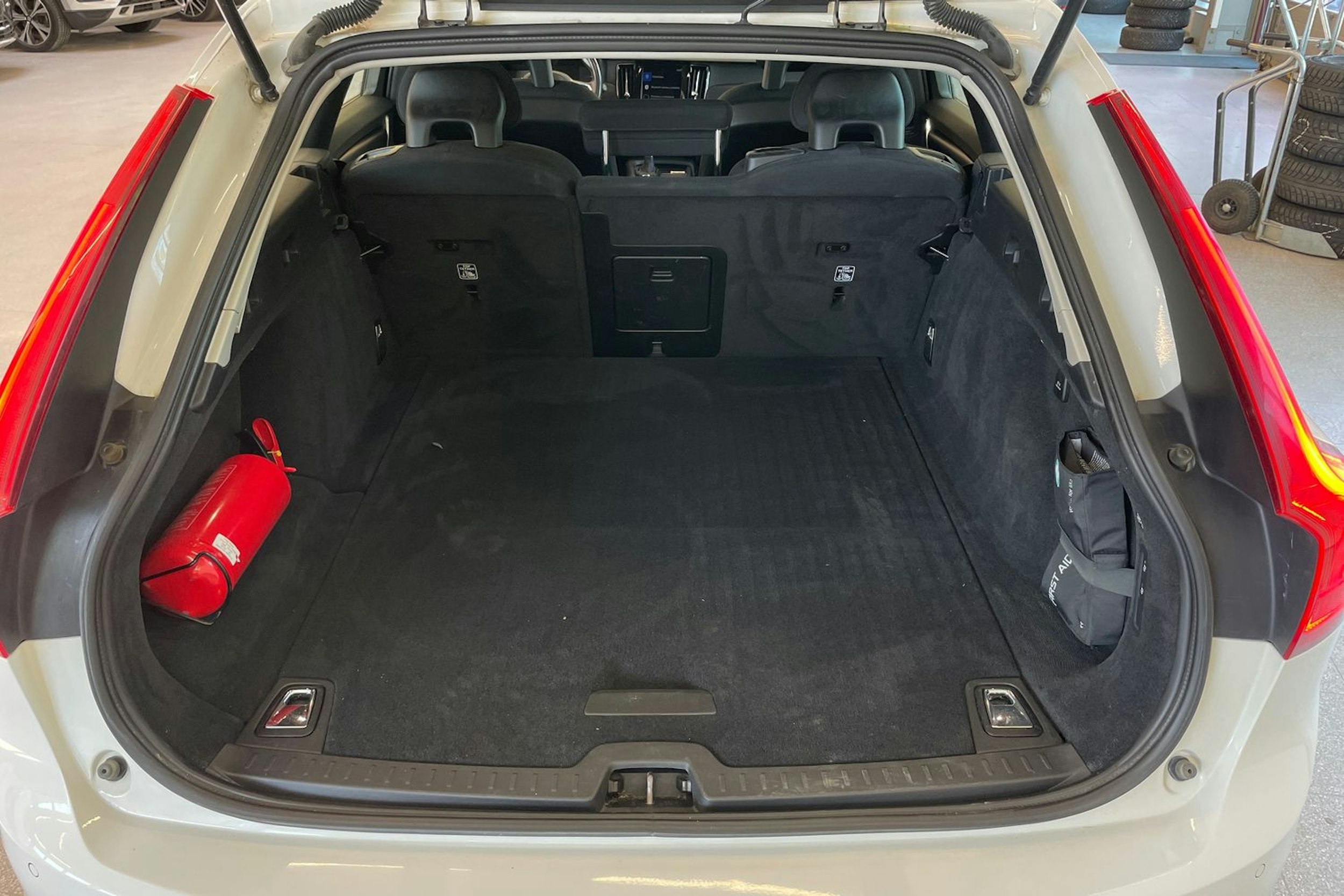 valkoinen Volvo V90 2017 kuva 27.