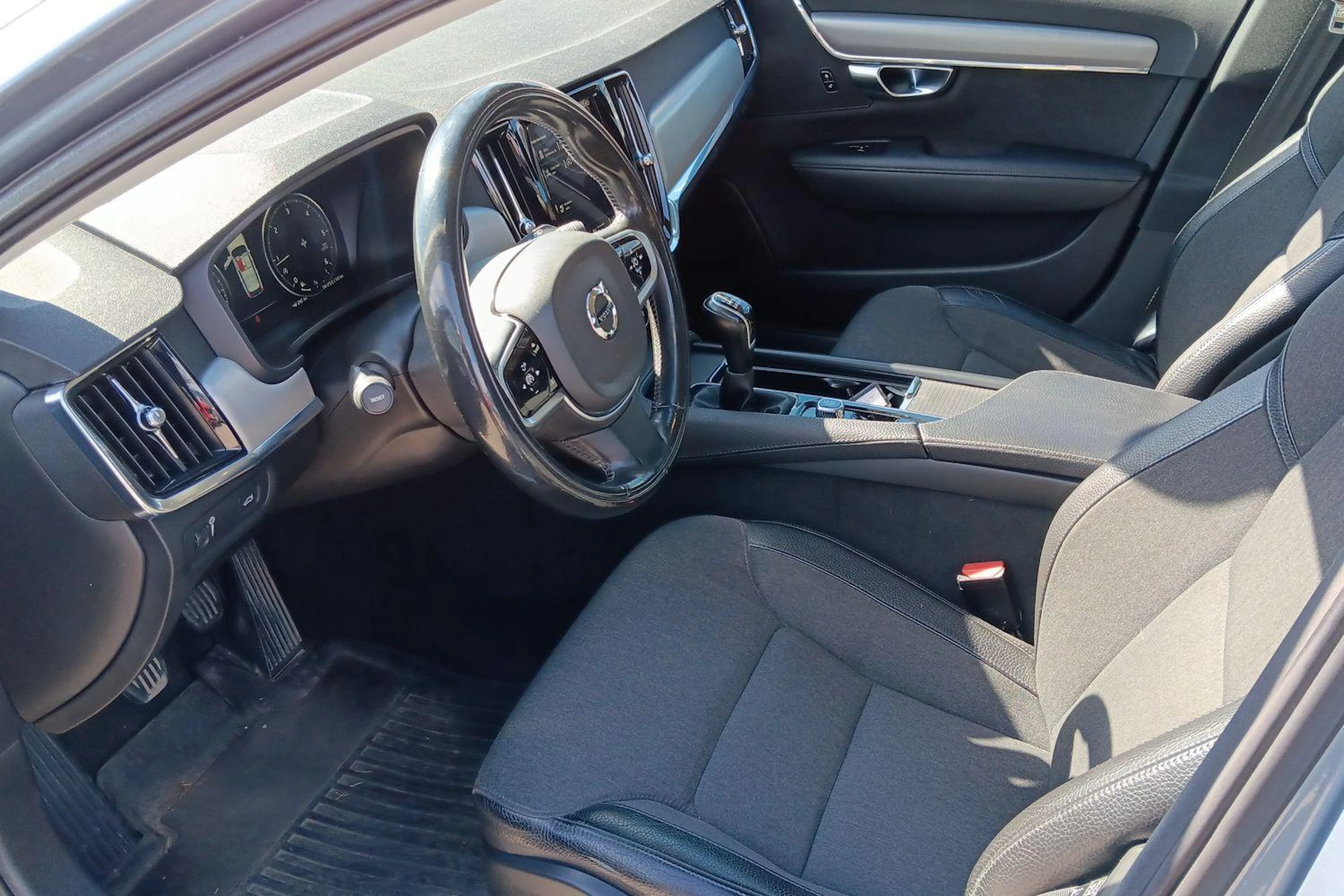 sininen Volvo V90 2017 kuva 3.