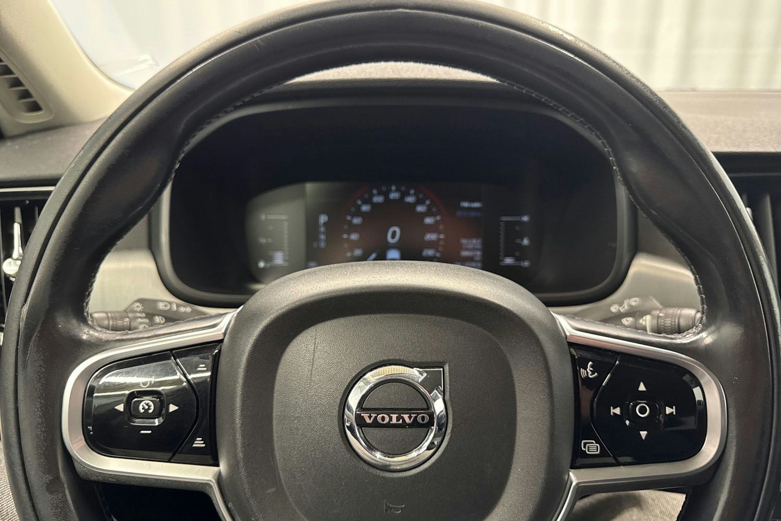 valkoinen Volvo V90 2017 kuva 13.