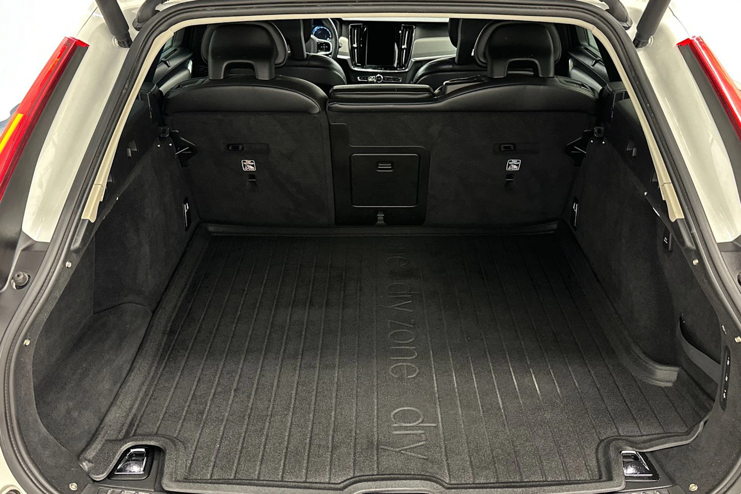 valkoinen Volvo V90 2017 kuva 23.