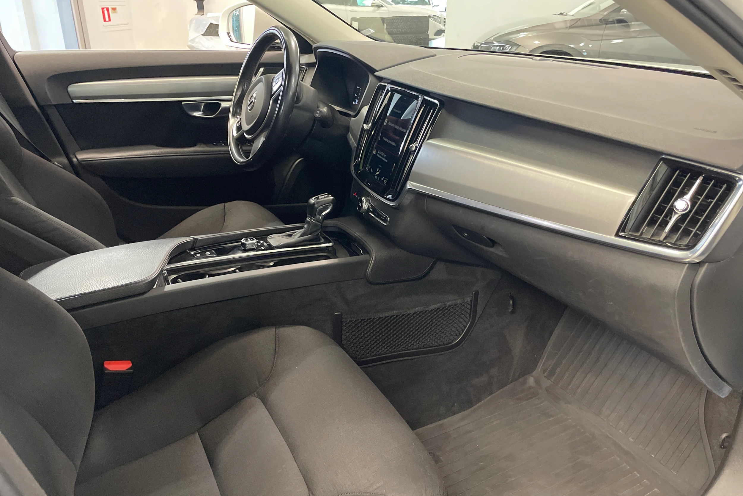 valkoinen Volvo V90 2017 kuva 18.