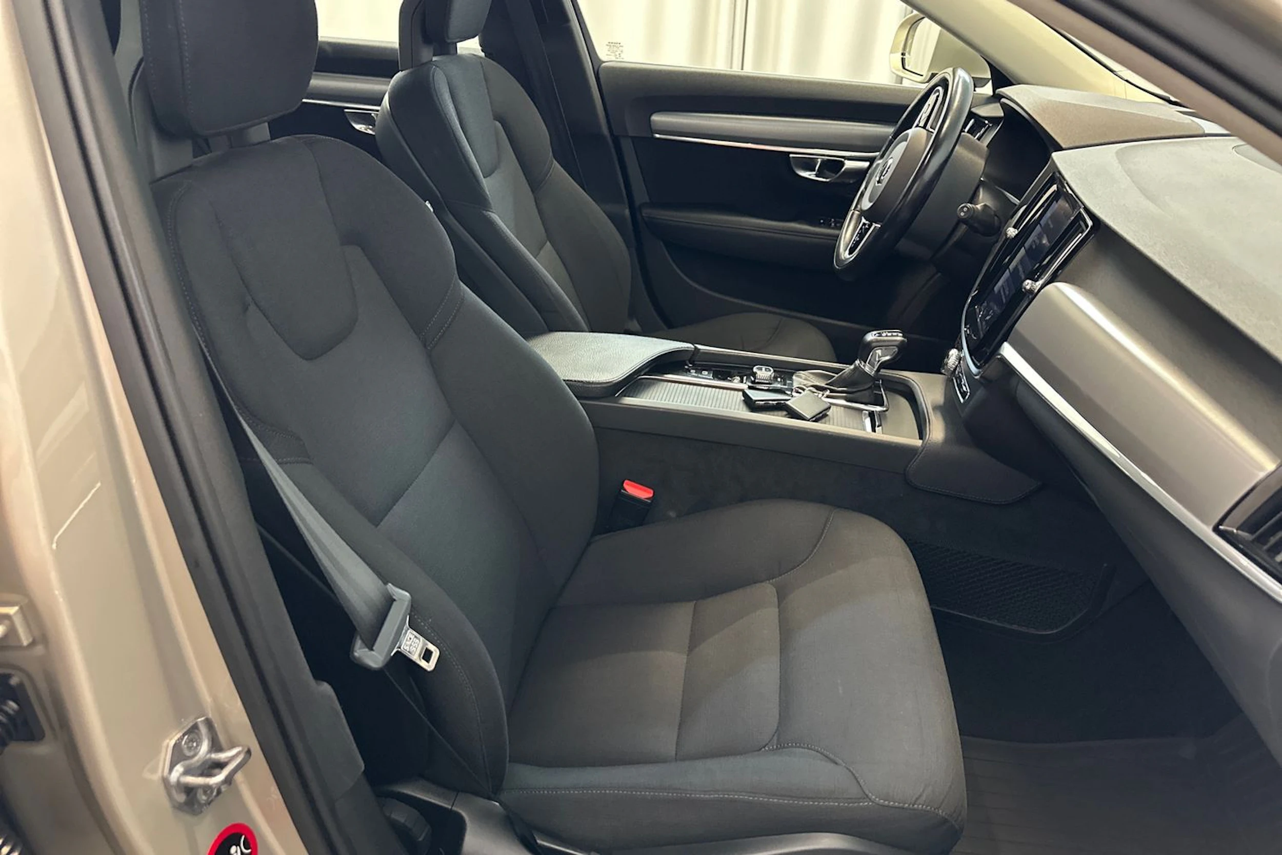 ruskea (beige) Volvo V90 2017 kuva 13.