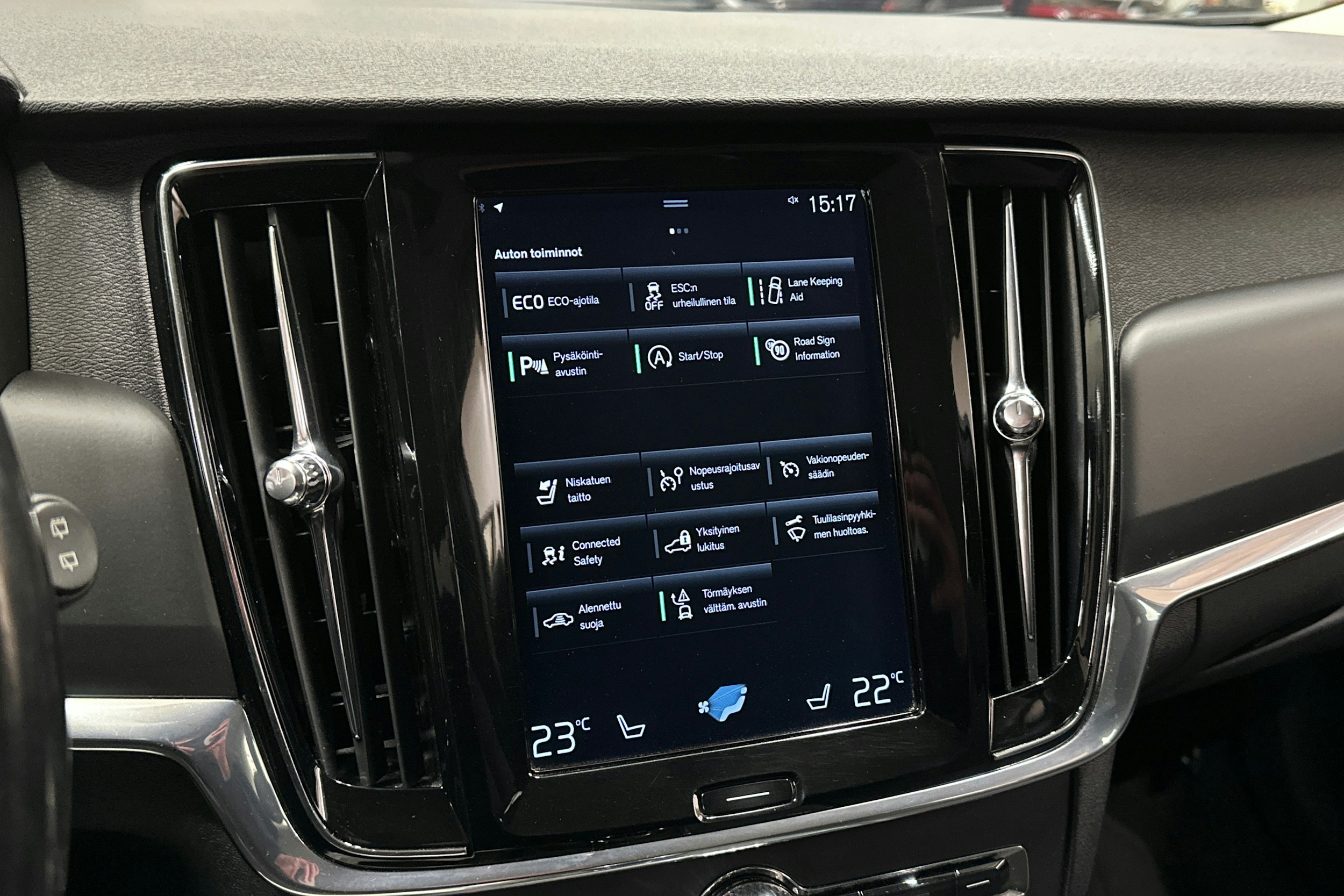 sininen Volvo V90 2017 kuva 14.