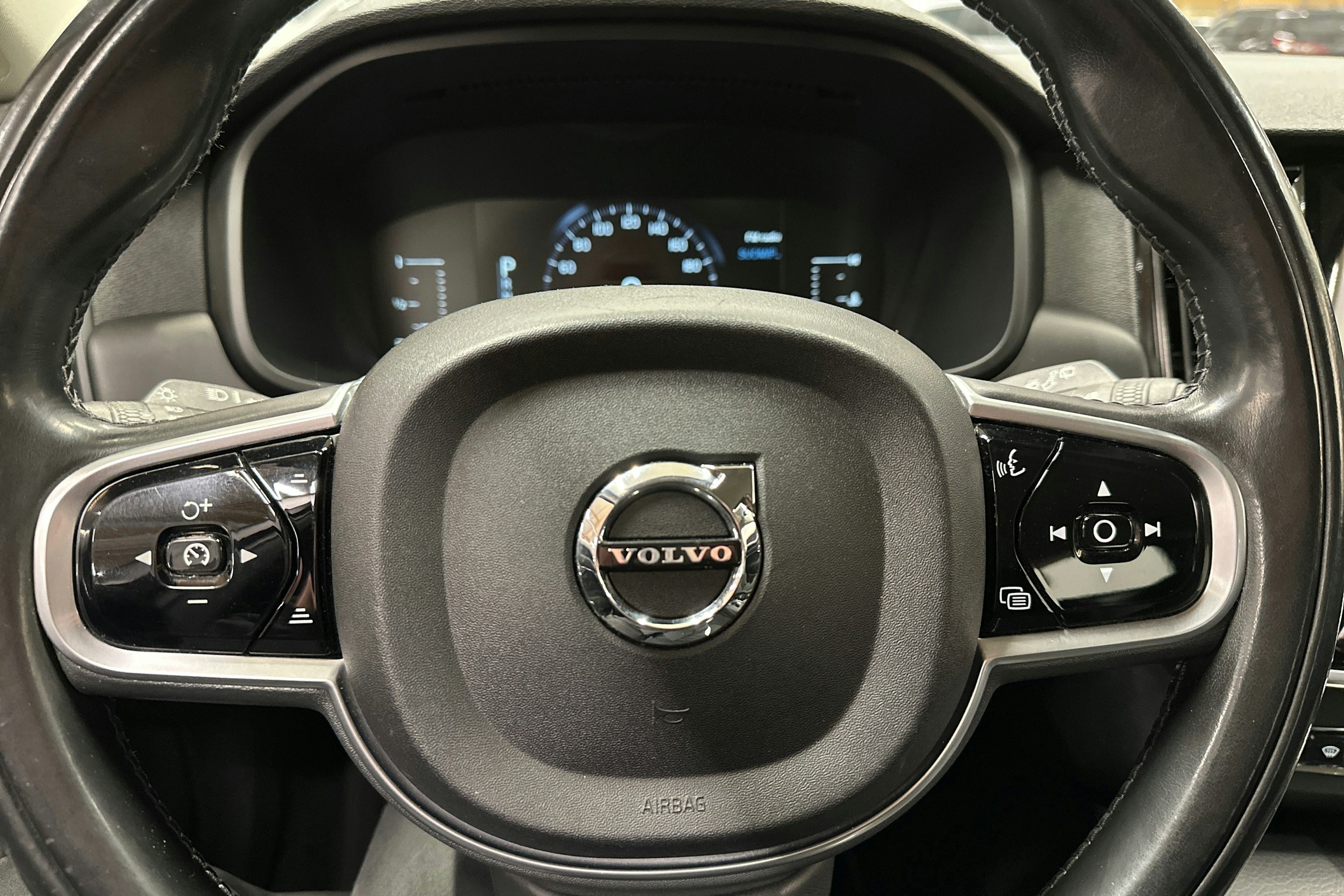 sininen Volvo V90 2017 kuva 21.