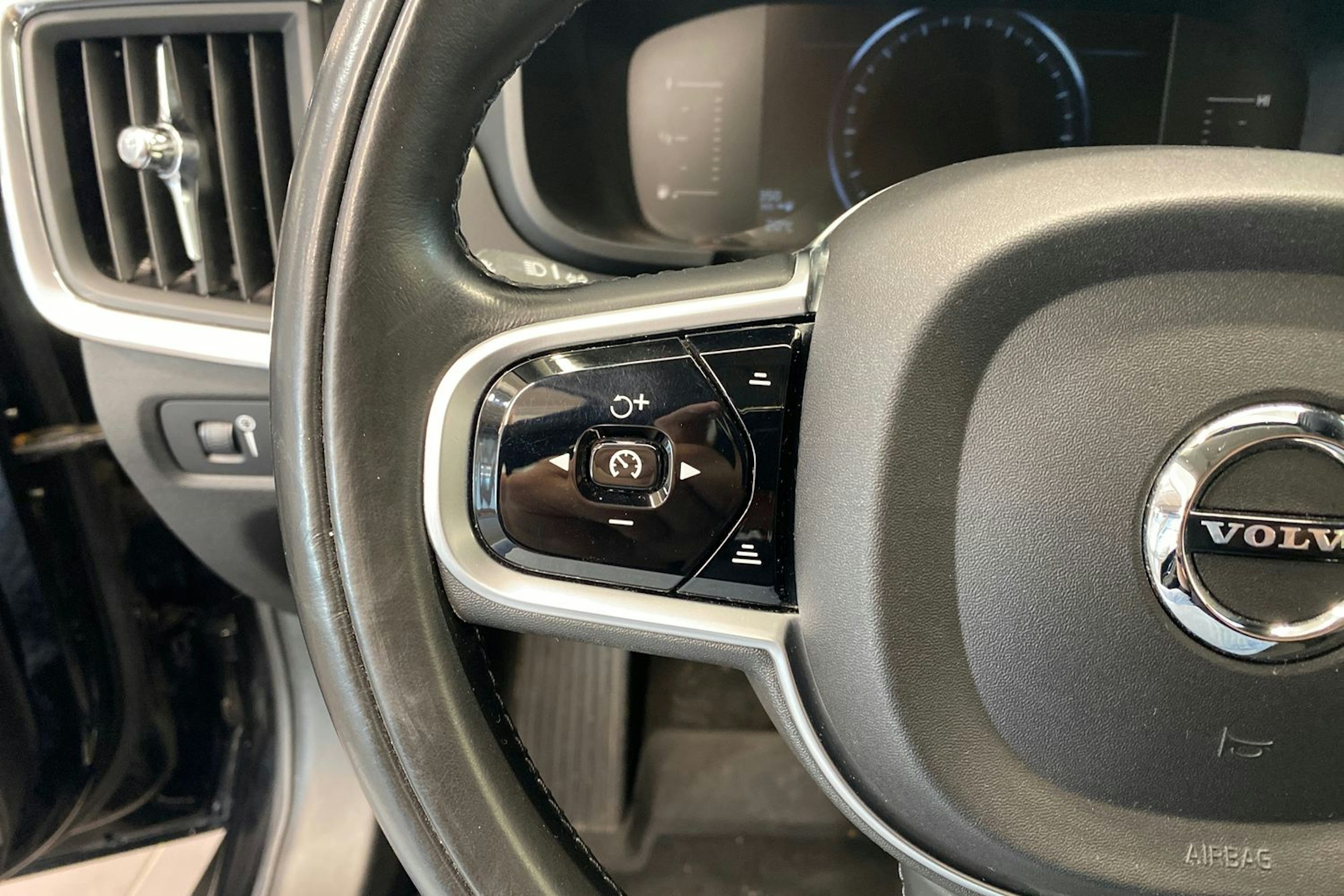 musta Volvo V90 2018 kuva 14.