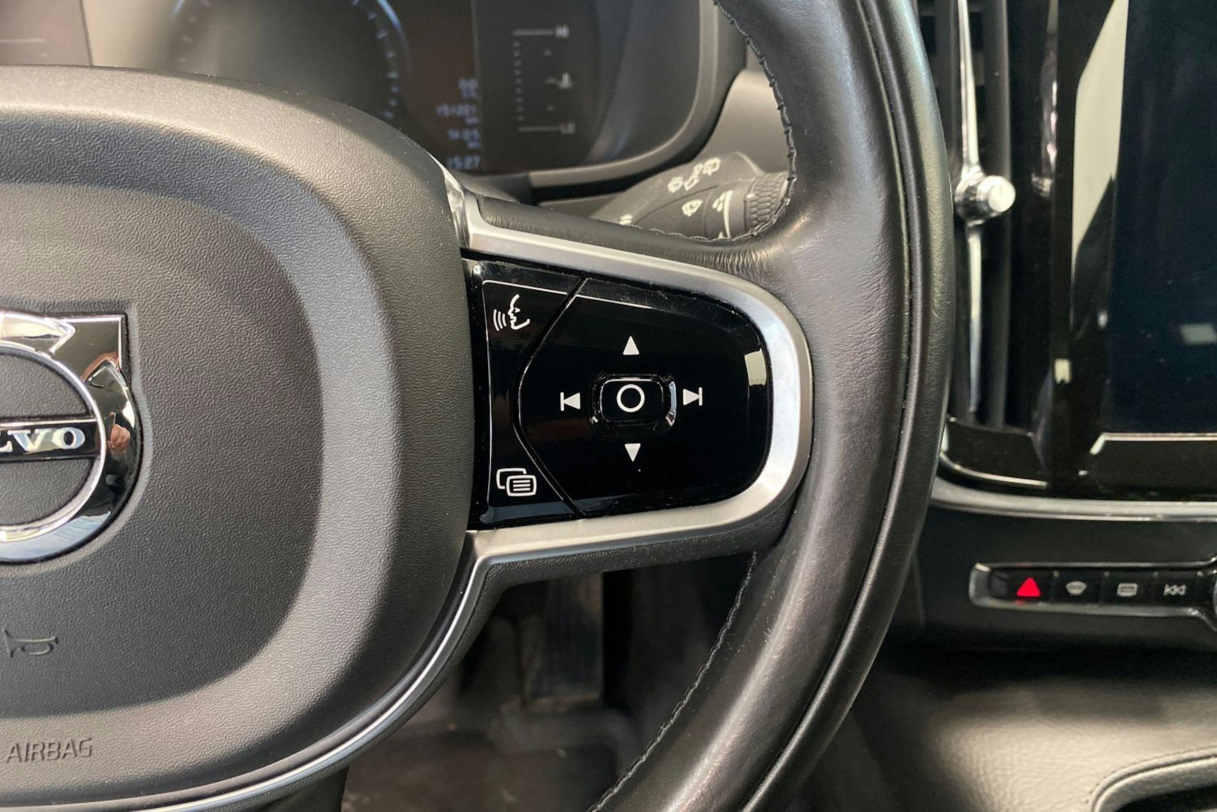musta Volvo V90 2018 kuva 15.
