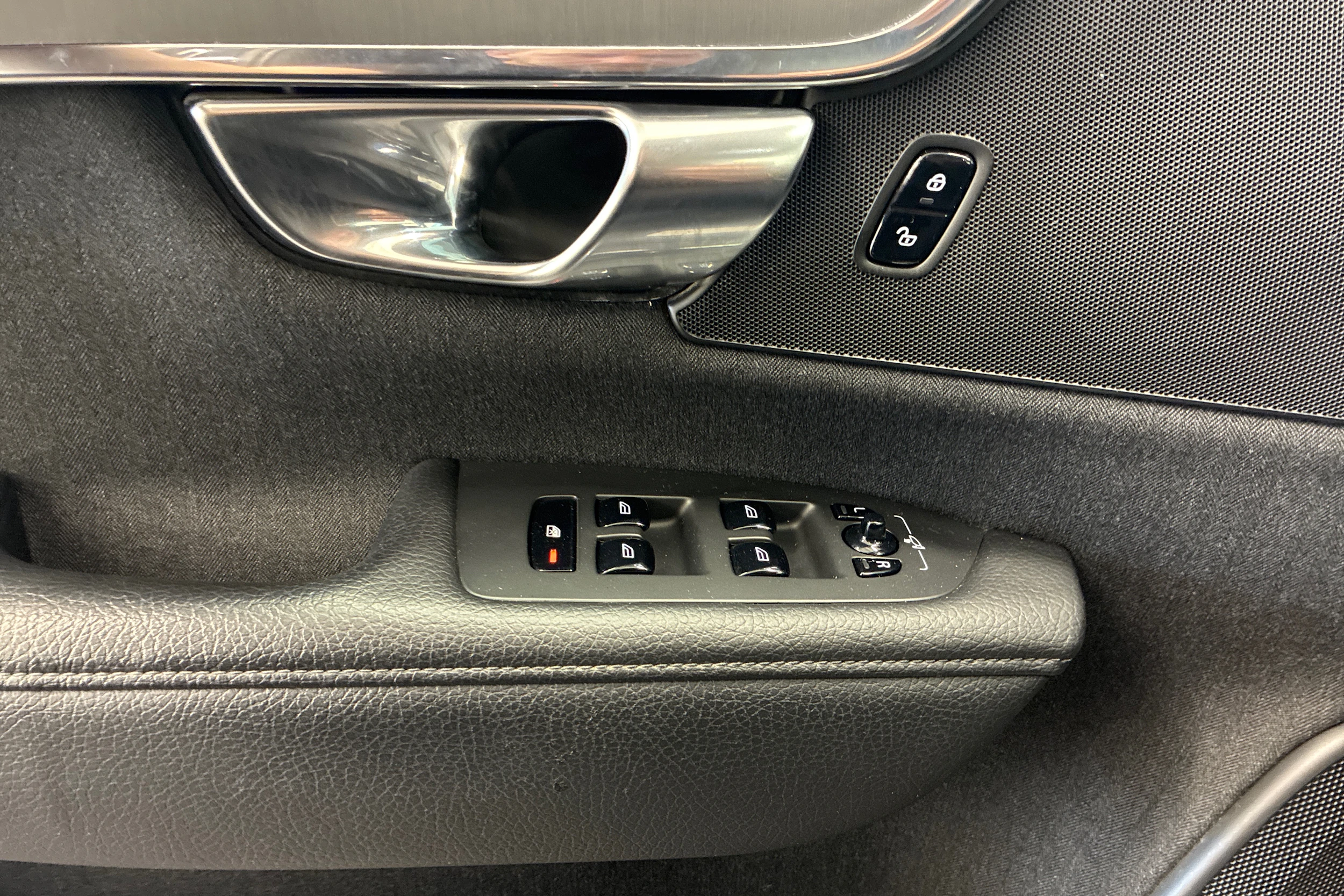 musta Volvo V90 2018 kuva 21.