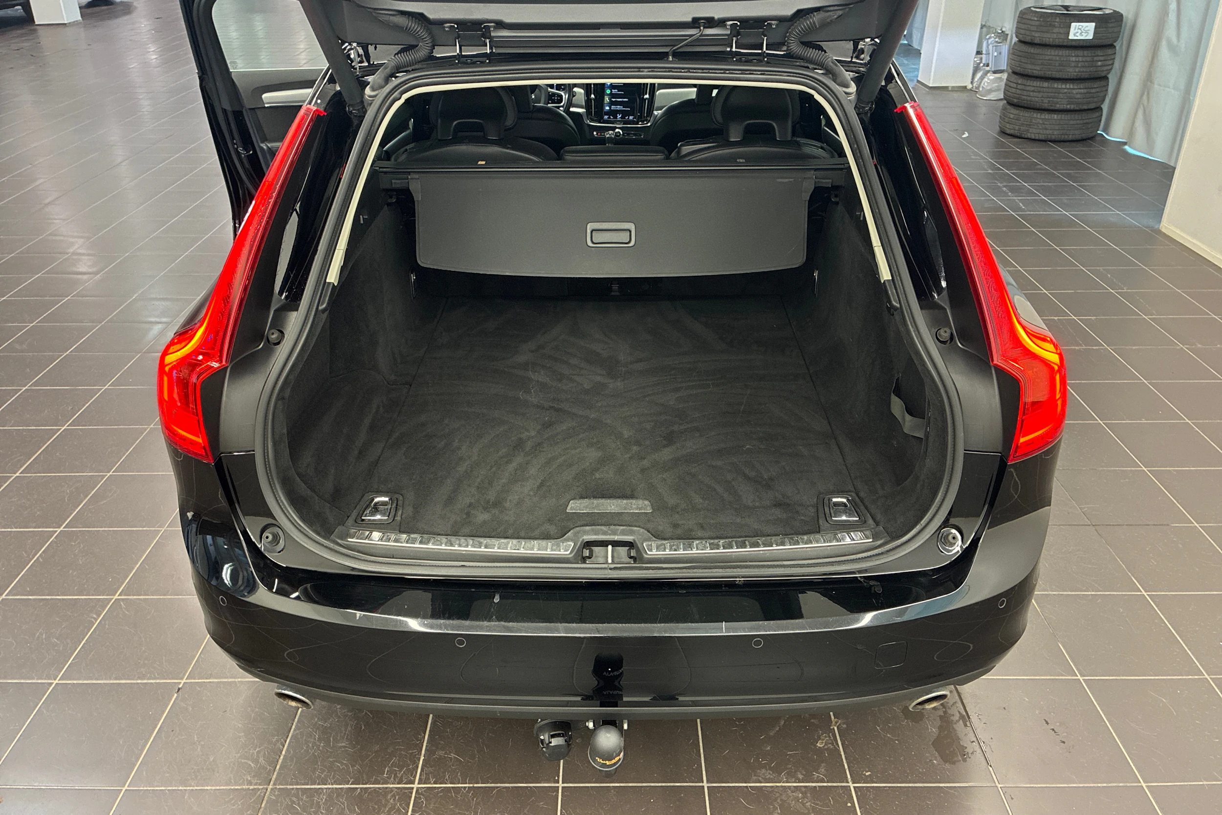 musta Volvo V90 2018 kuva 22.