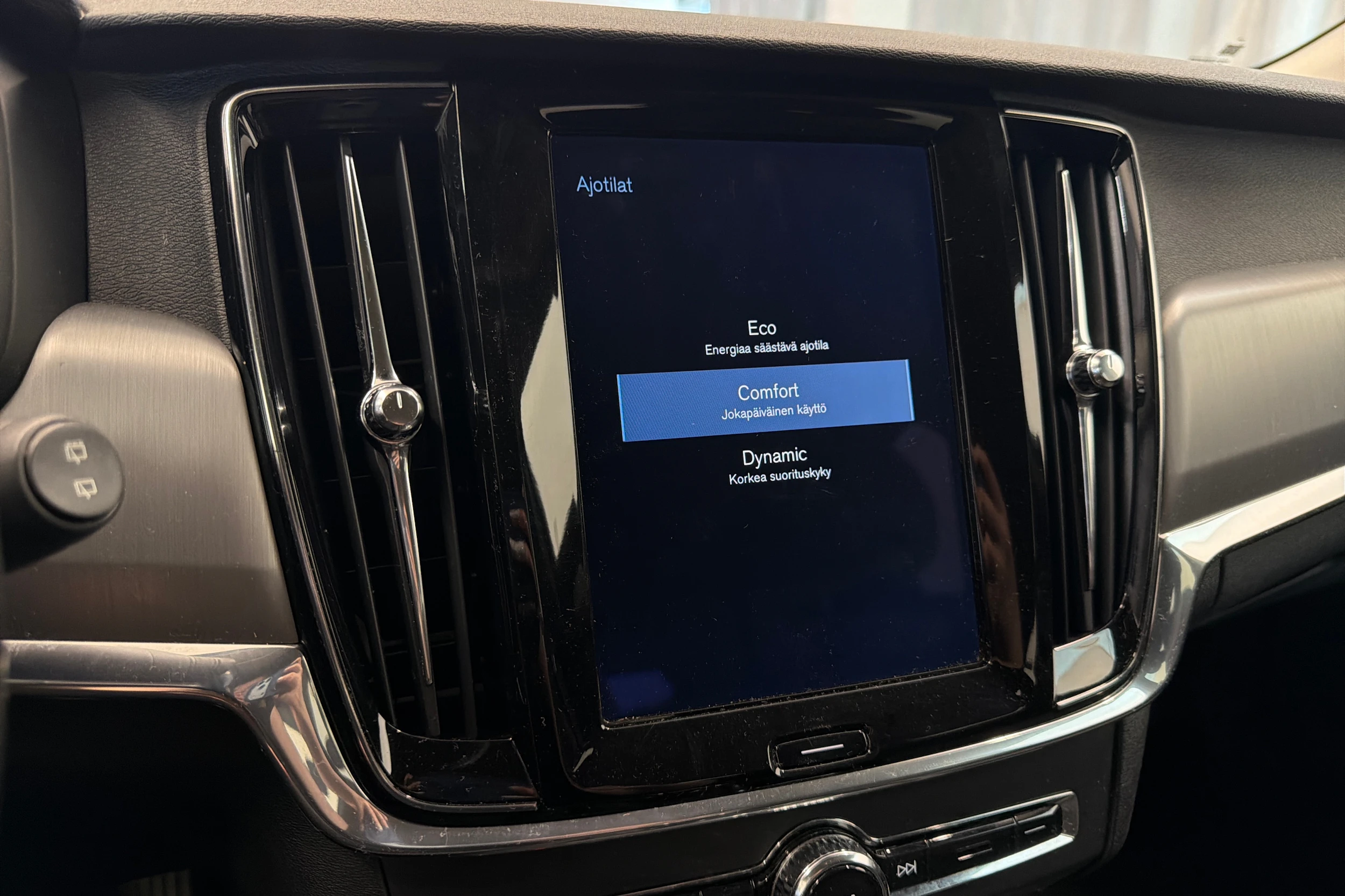 musta Volvo V90 2018 kuva 30.