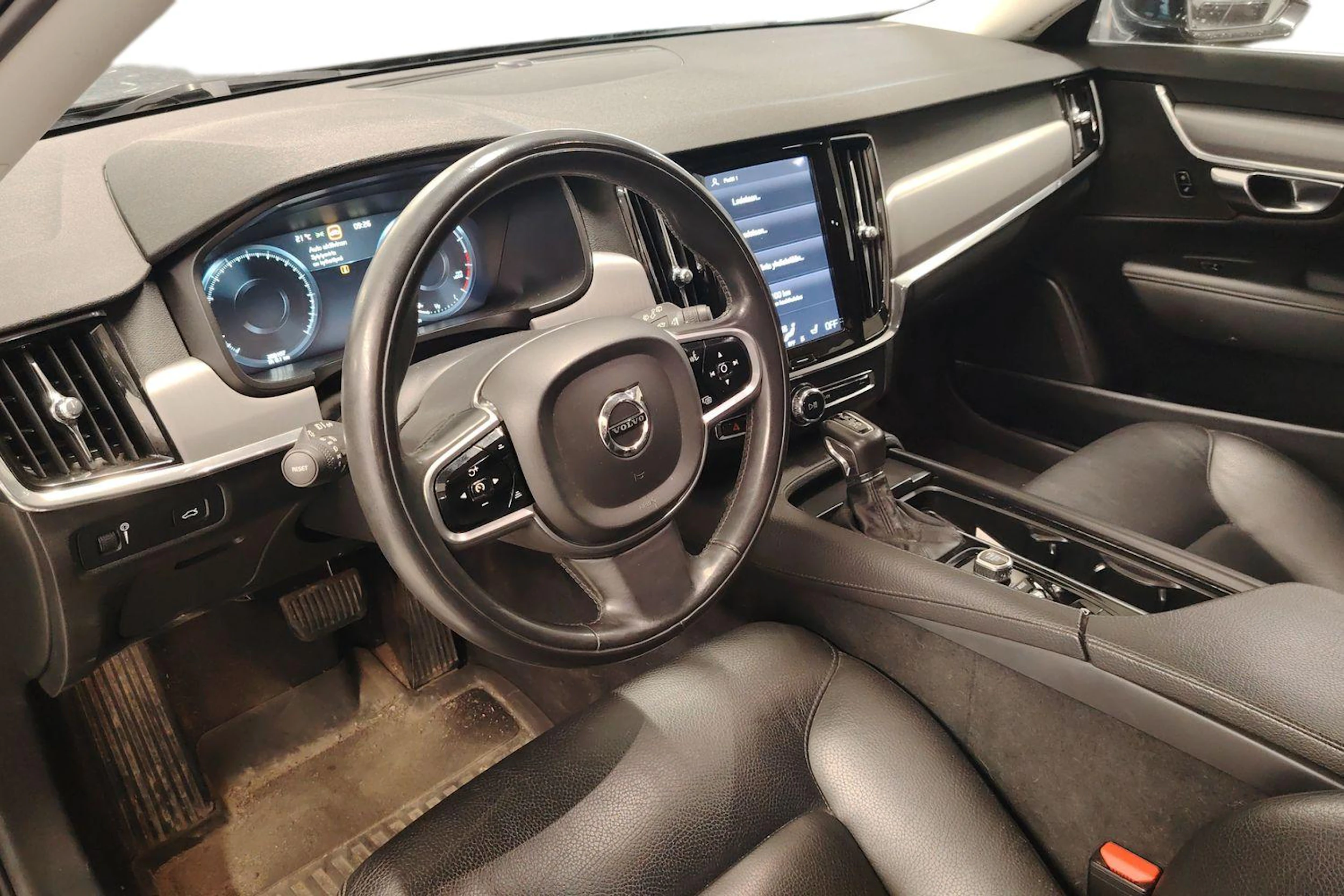 musta Volvo V90 2018 kuva 3.