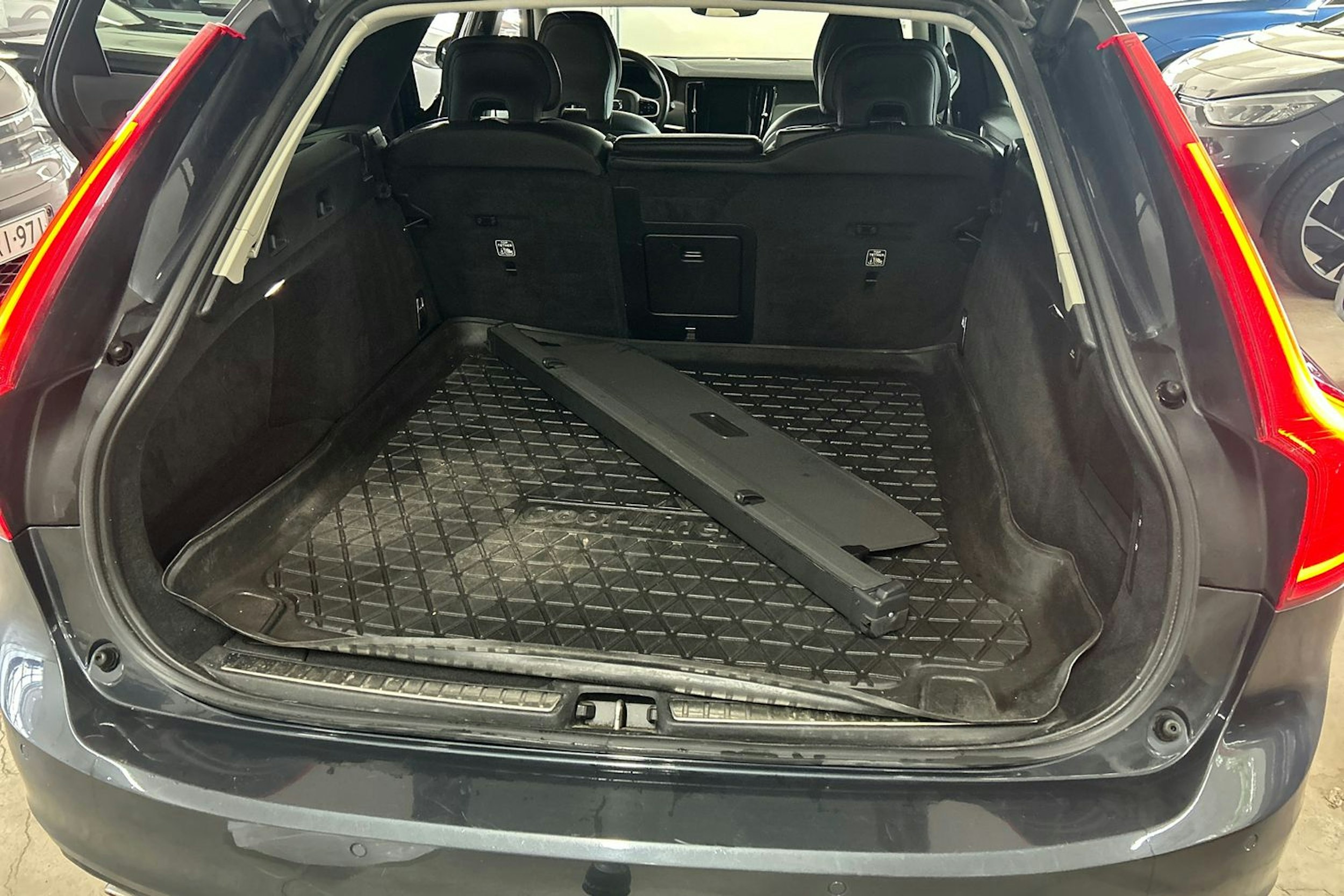 harmaa Volvo V90 2018 kuva 14.