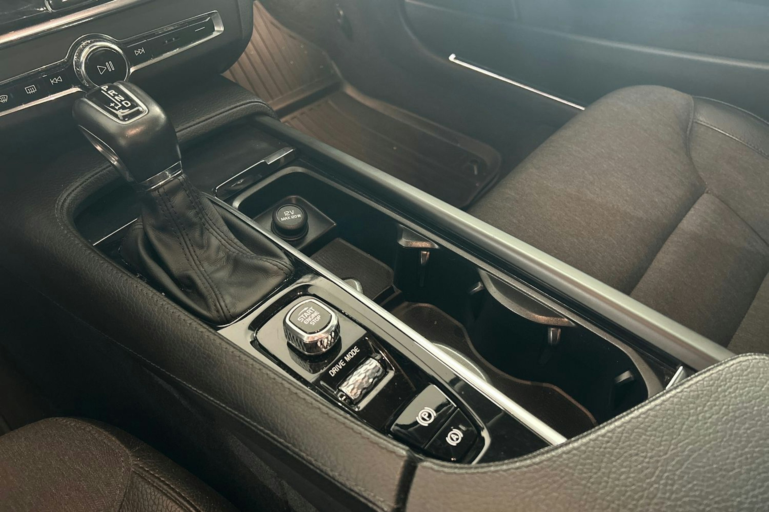 harmaa Volvo V90 2018 kuva 29.