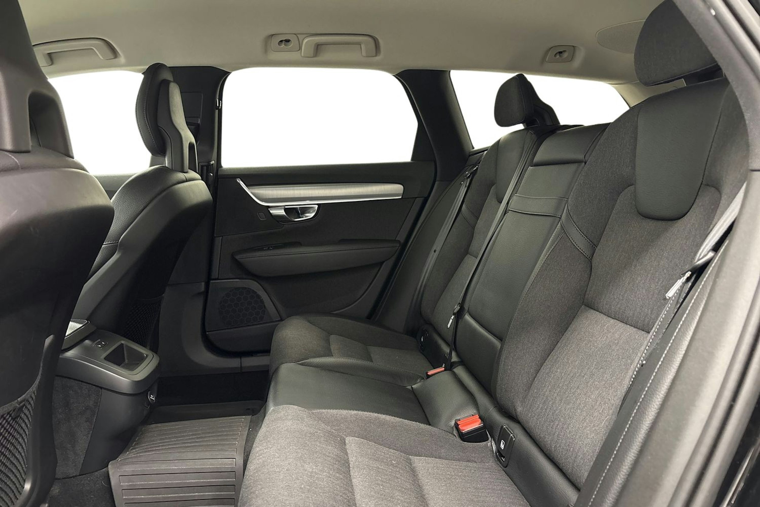 musta Volvo V90 2018 kuva 10.
