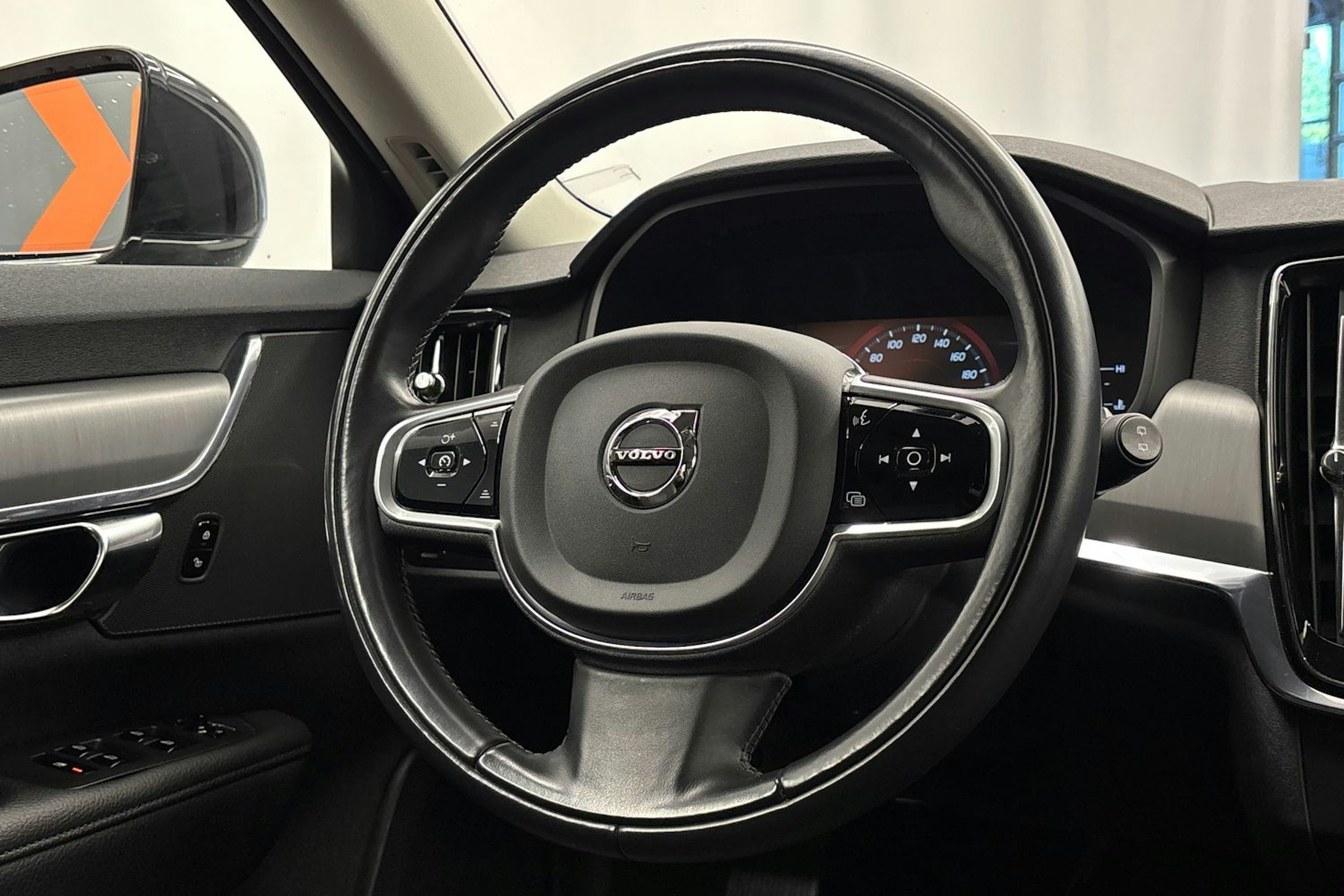 musta Volvo V90 2018 kuva 14.