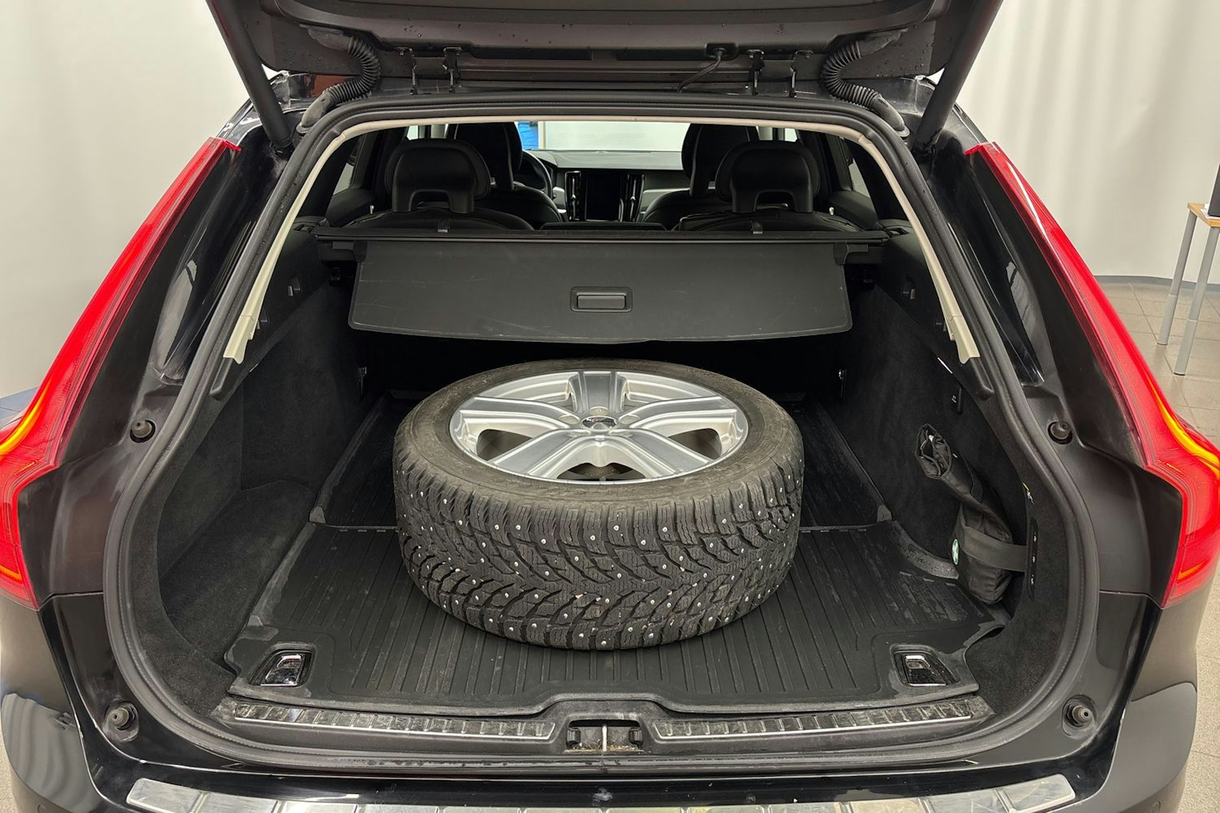 musta Volvo V90 2018 kuva 23.