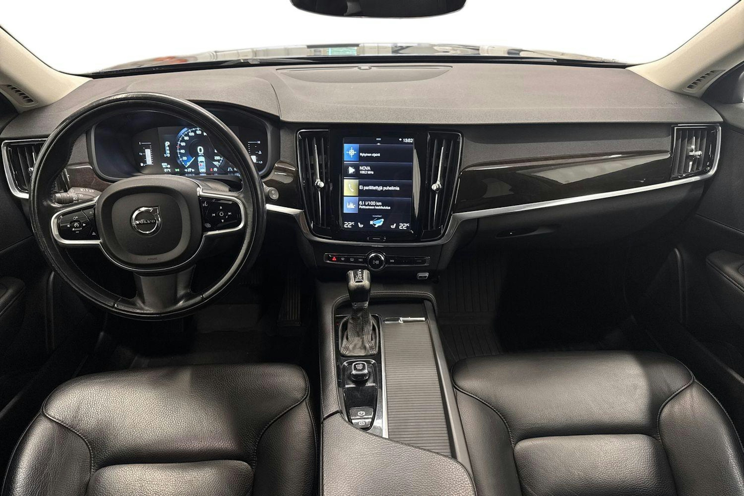 sininen Volvo V90 2018 kuva 9.