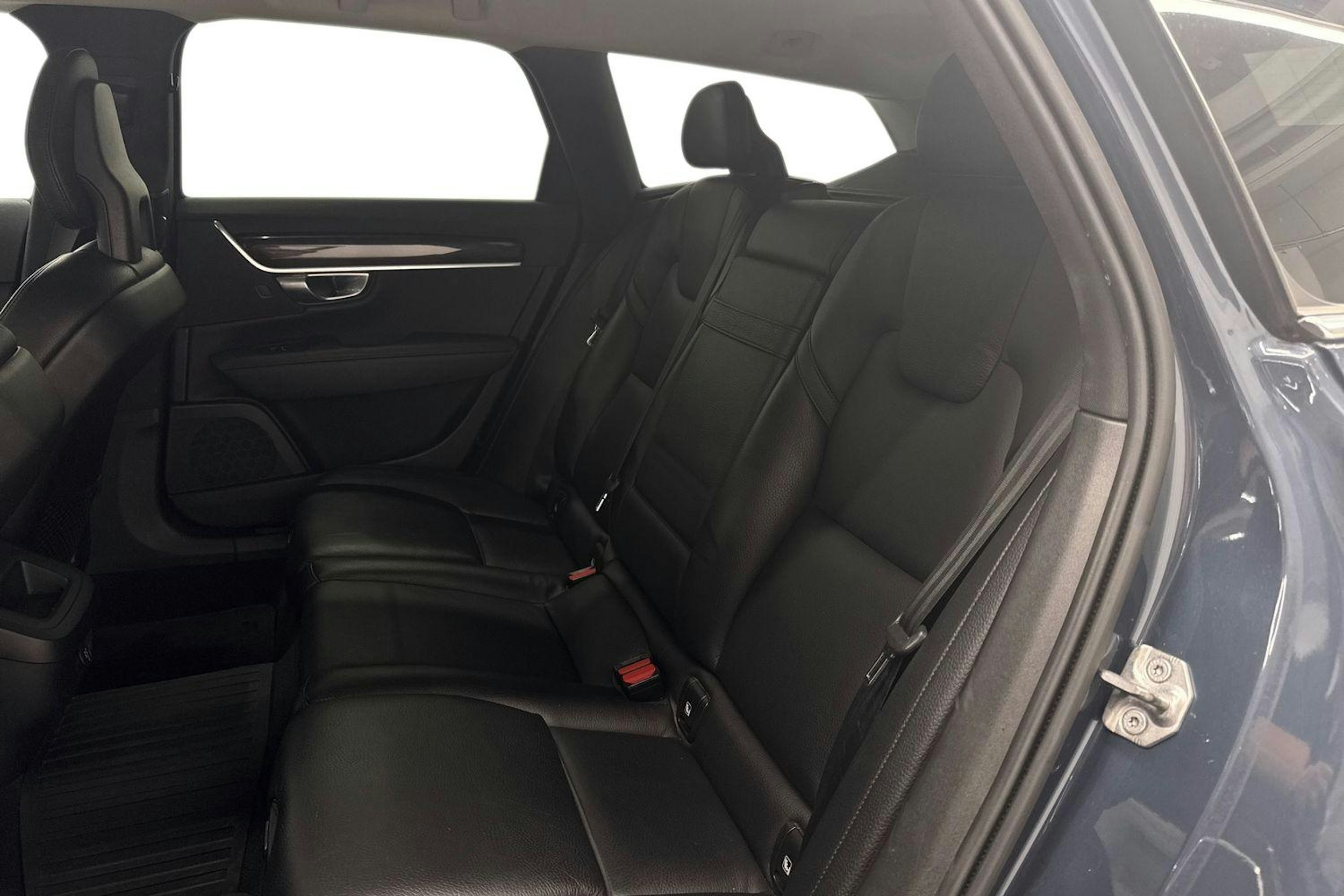 sininen Volvo V90 2018 kuva 10.