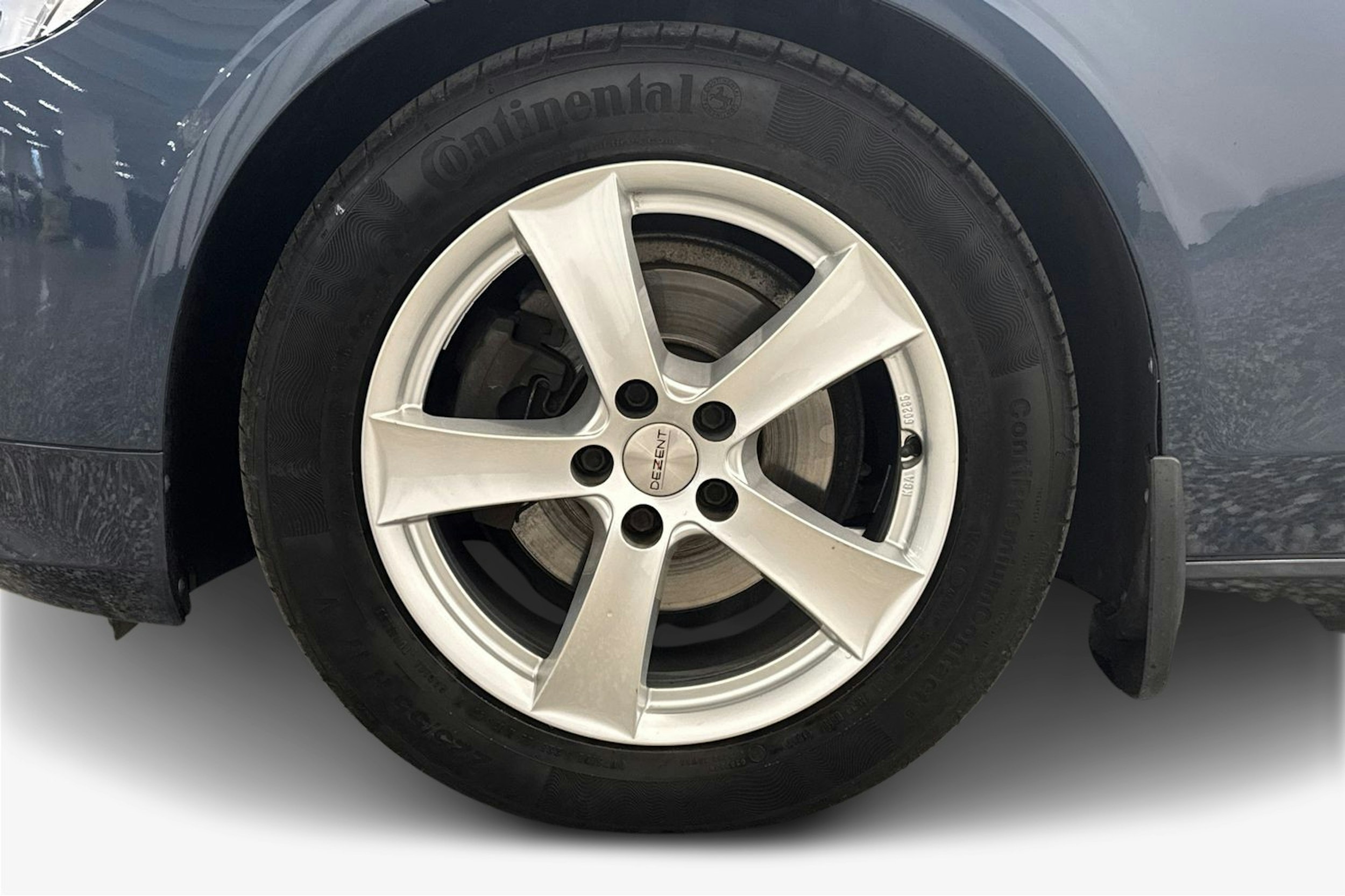 sininen Volvo V90 2018 kuva 11.
