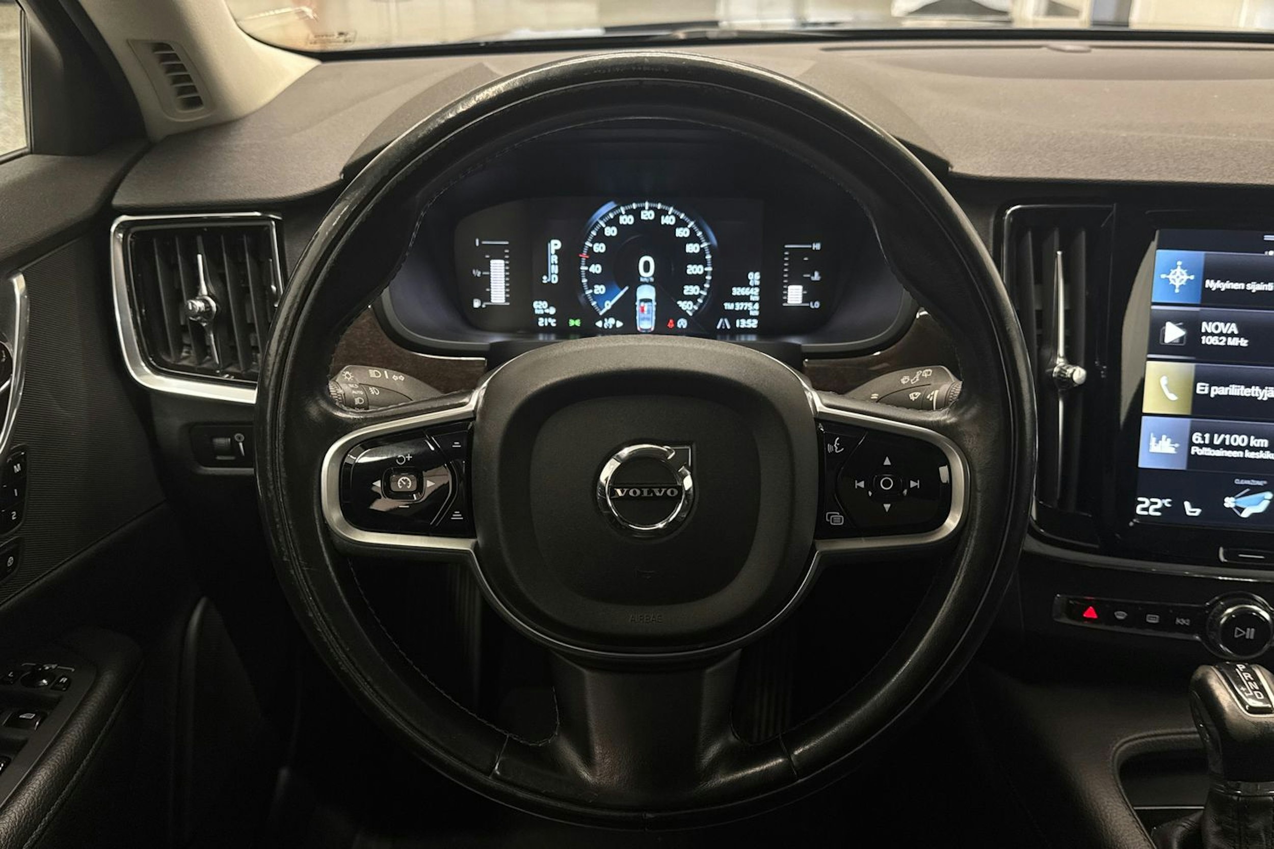 sininen Volvo V90 2018 kuva 14.