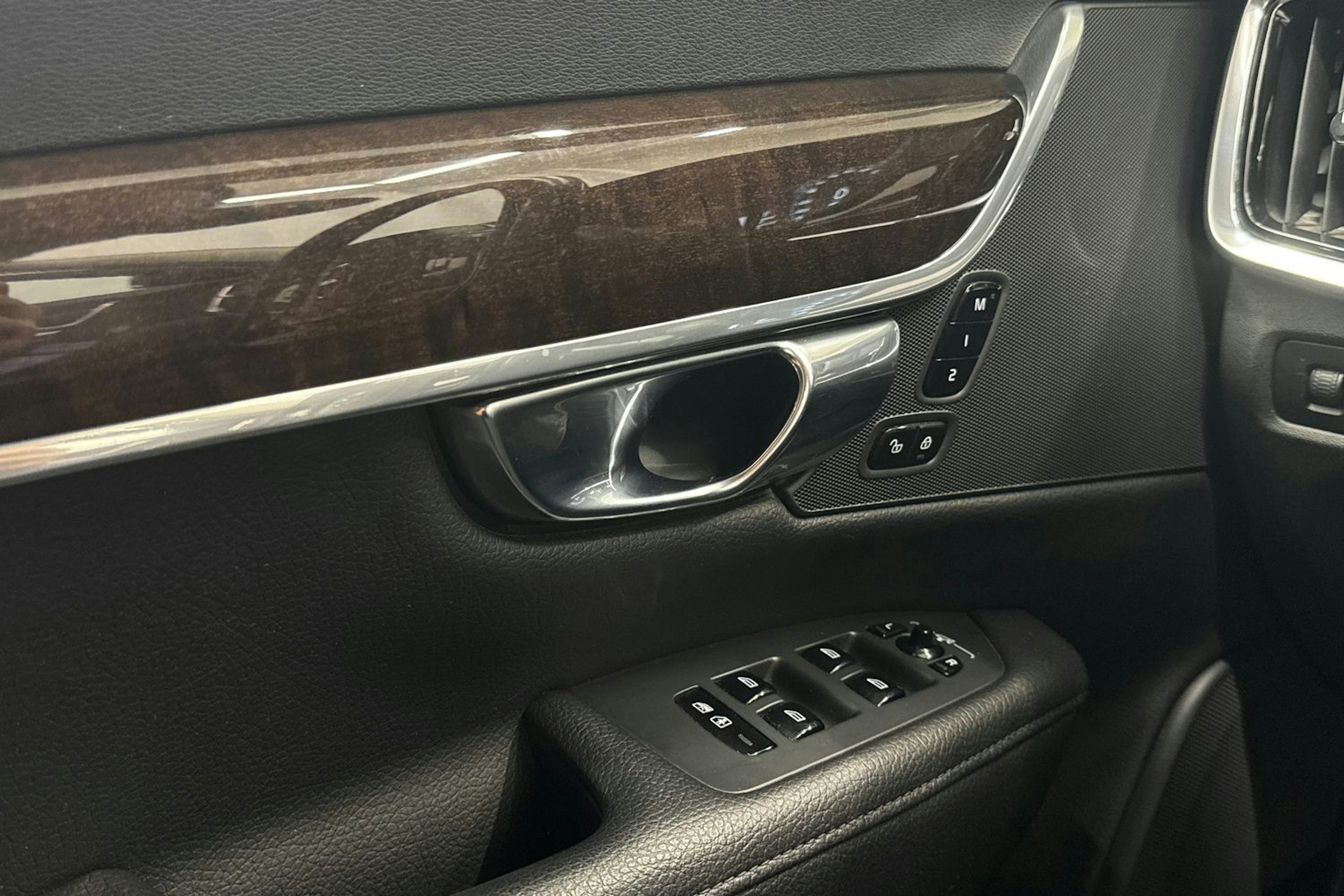 sininen Volvo V90 2018 kuva 18.