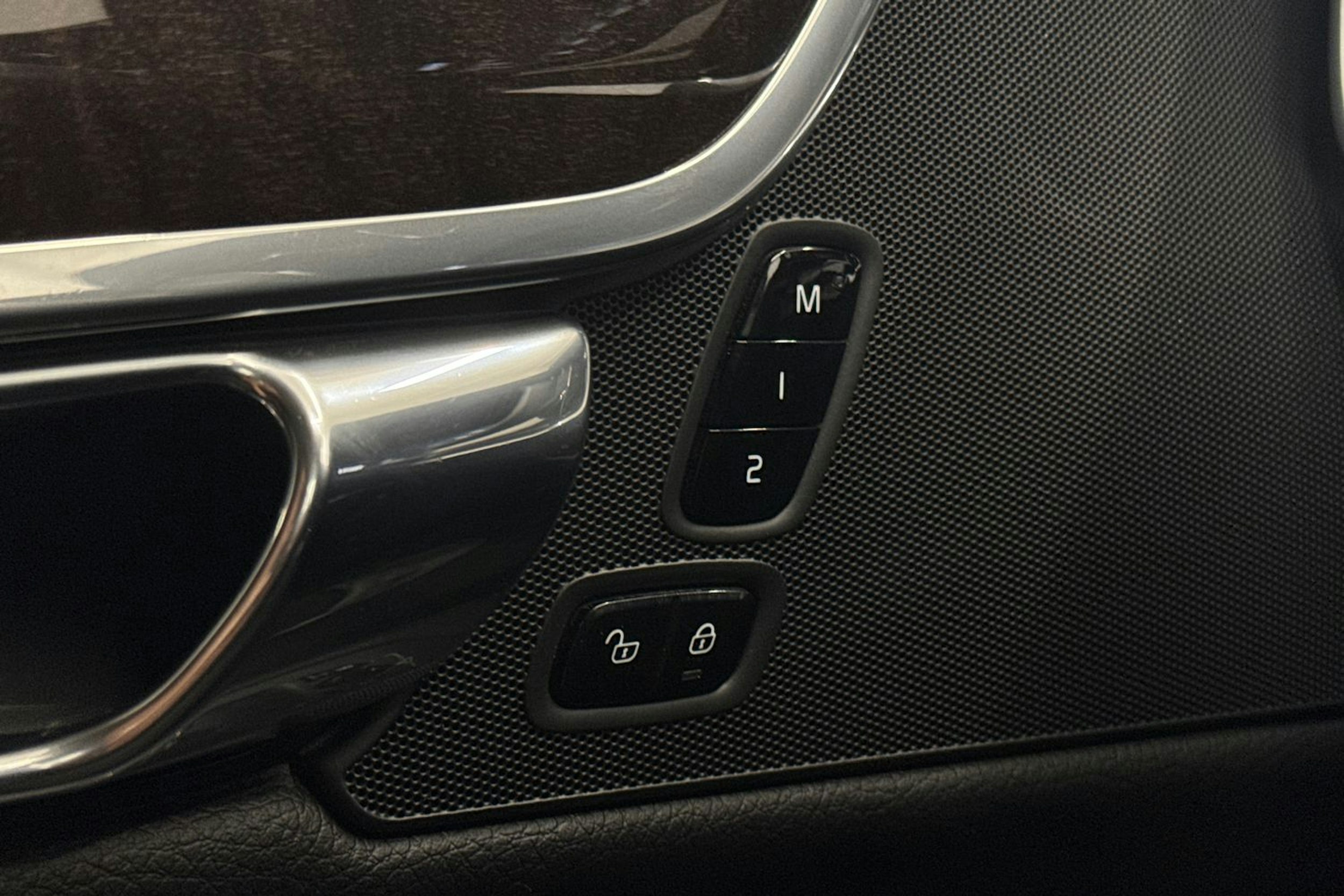 sininen Volvo V90 2018 kuva 19.