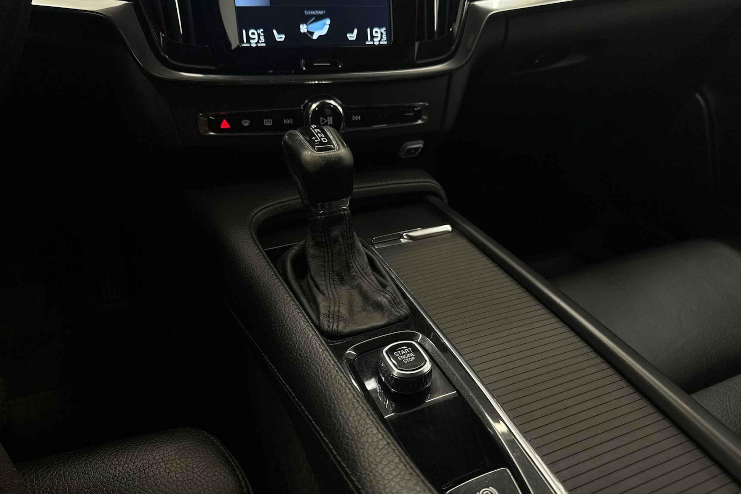 sininen Volvo V90 2018 kuva 20.