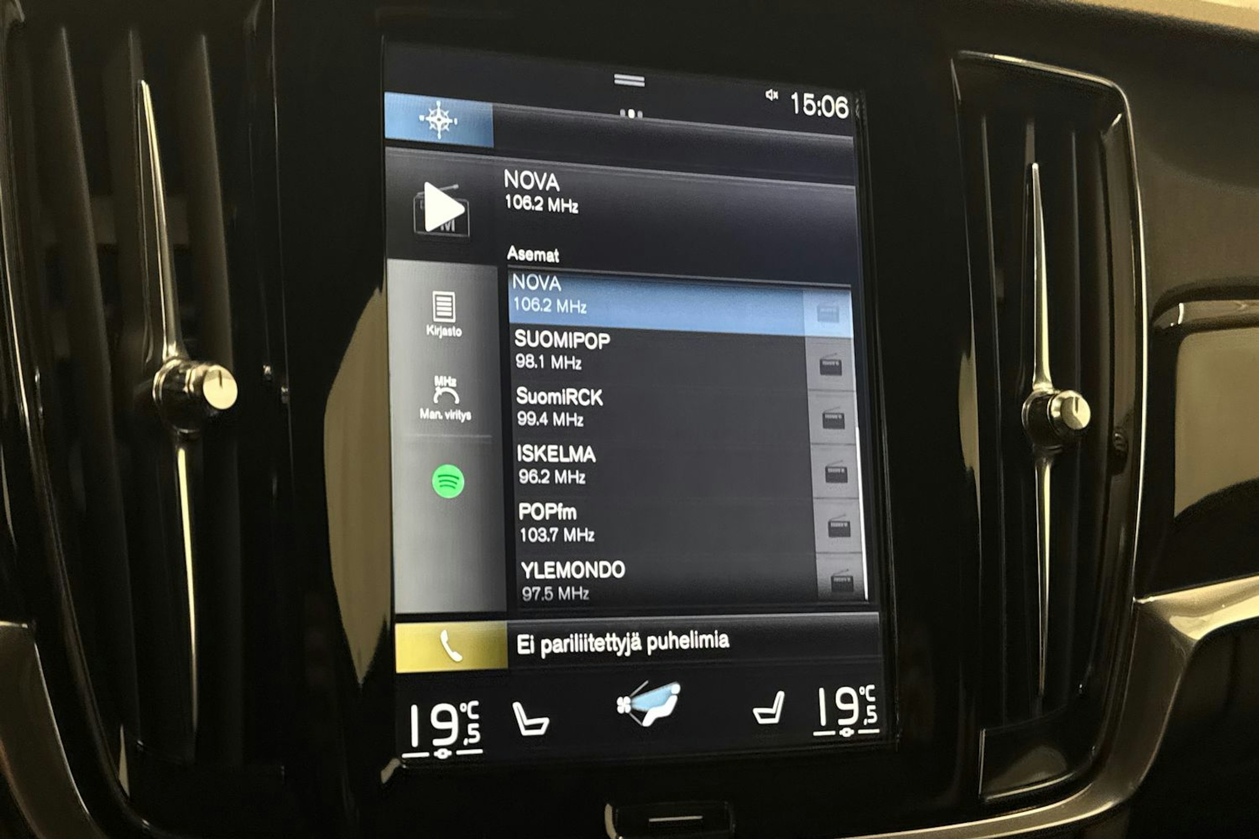 sininen Volvo V90 2018 kuva 23.