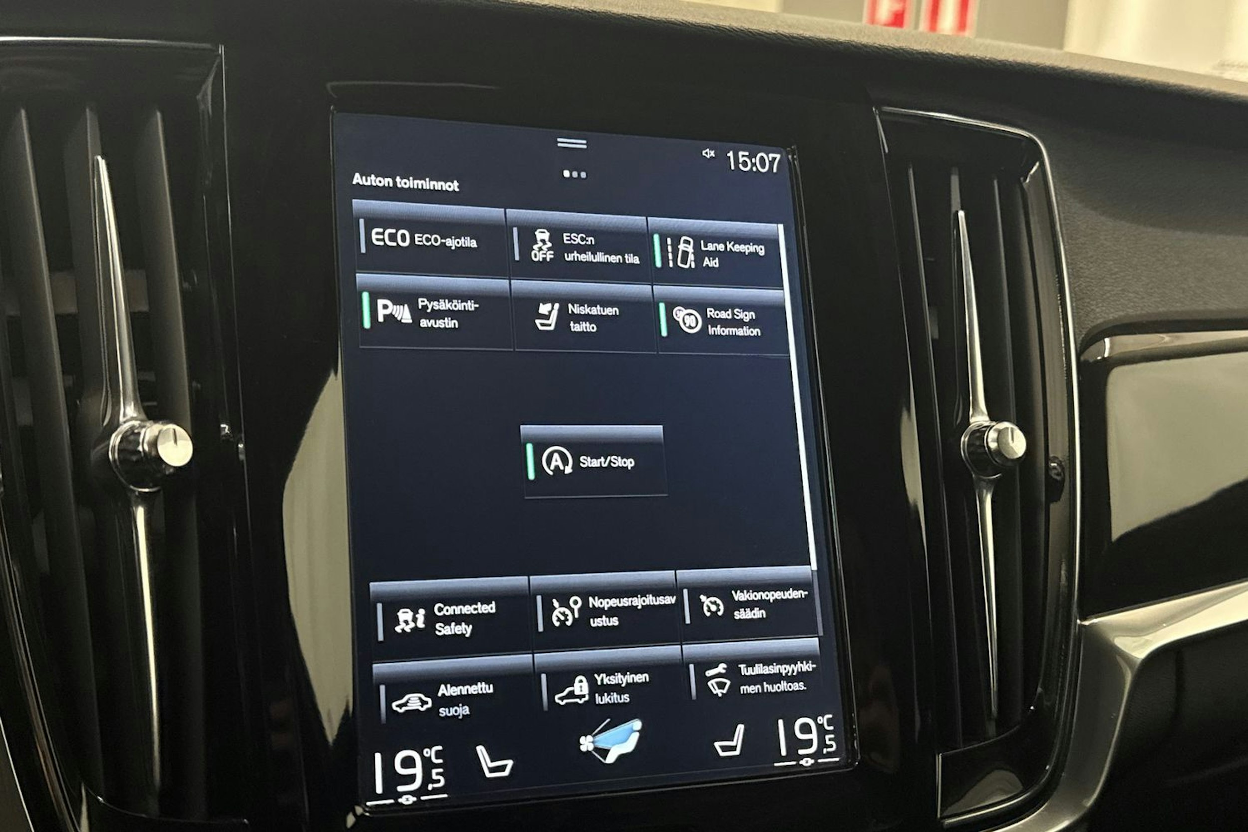 sininen Volvo V90 2018 kuva 26.