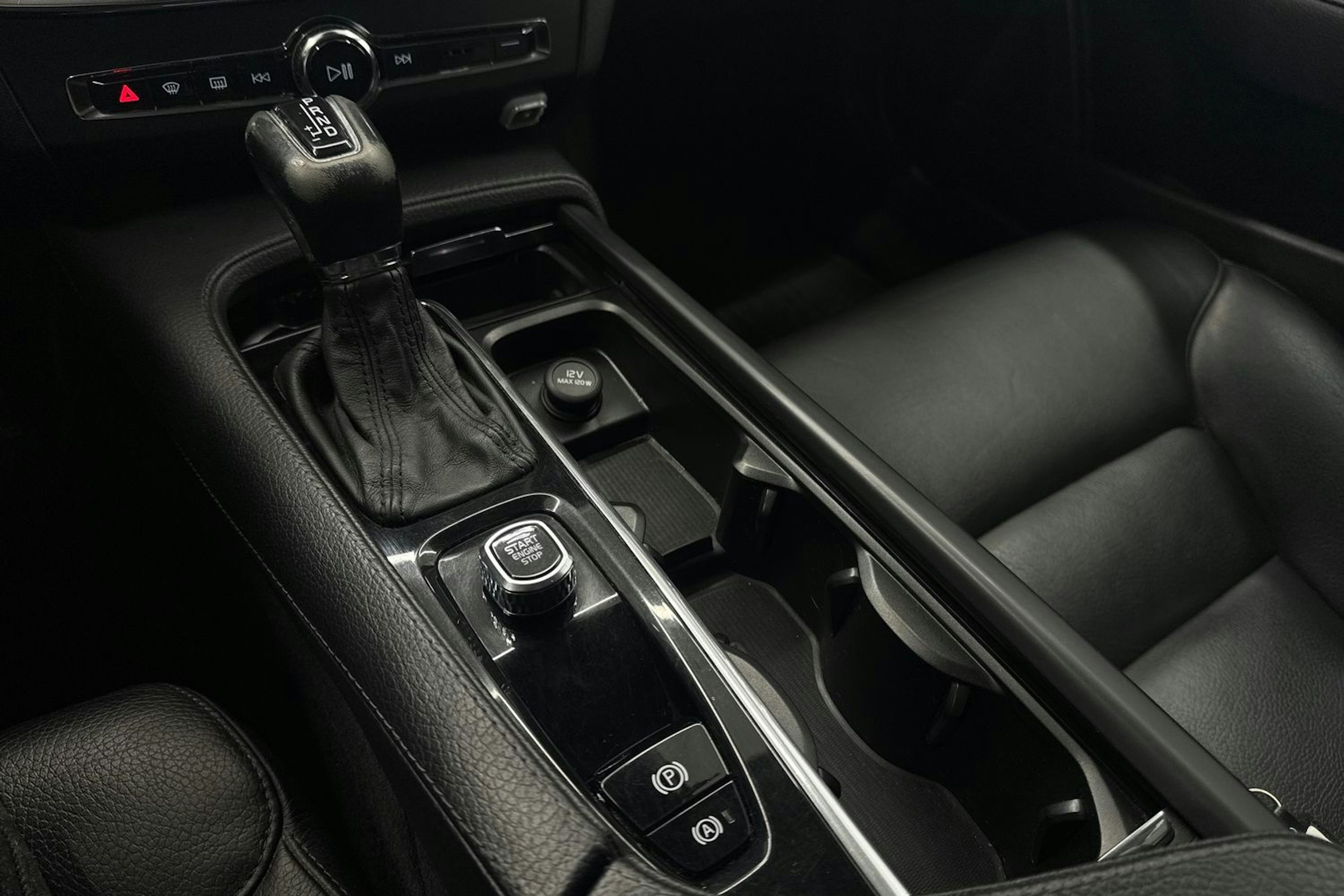 sininen Volvo V90 2018 kuva 31.