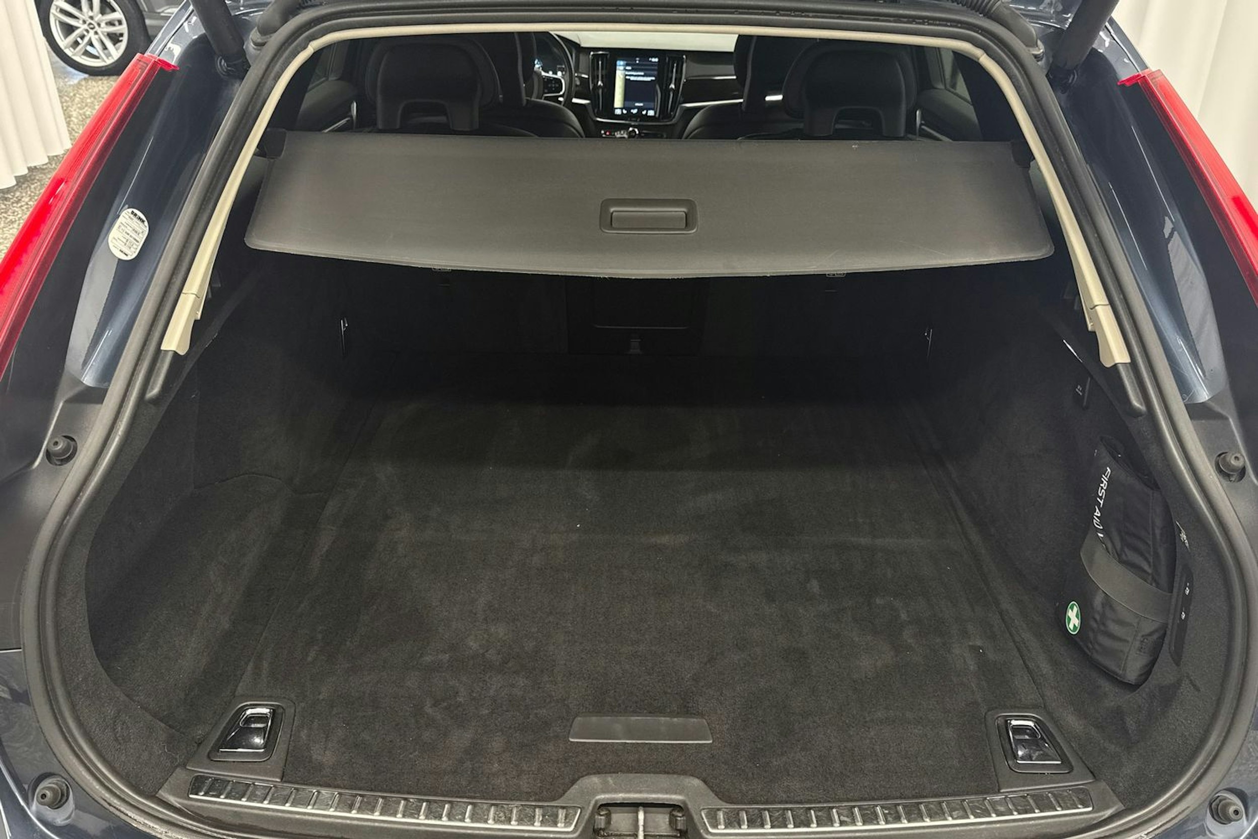 sininen Volvo V90 2018 kuva 32.