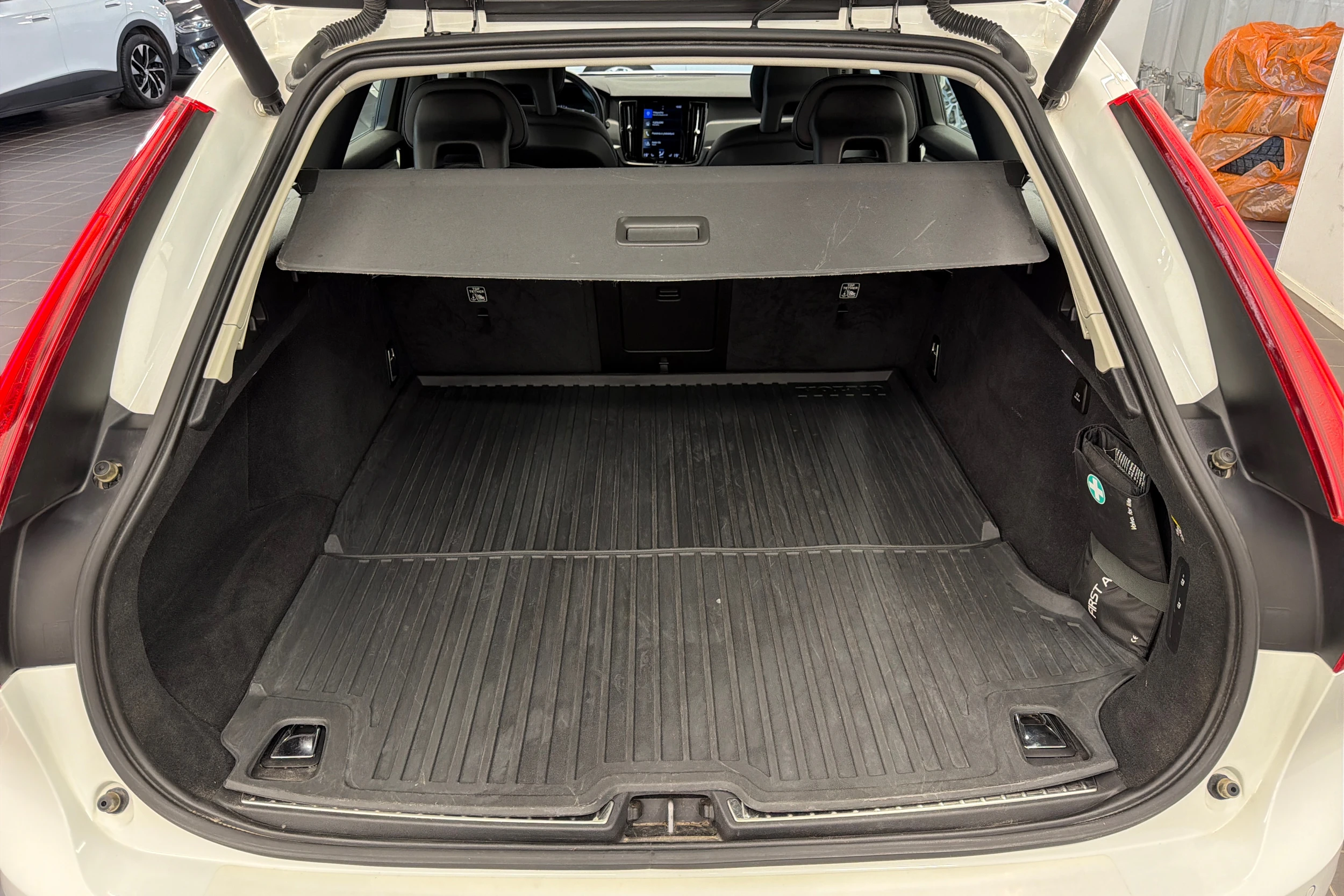 valkoinen Volvo V90 2018 kuva 11.