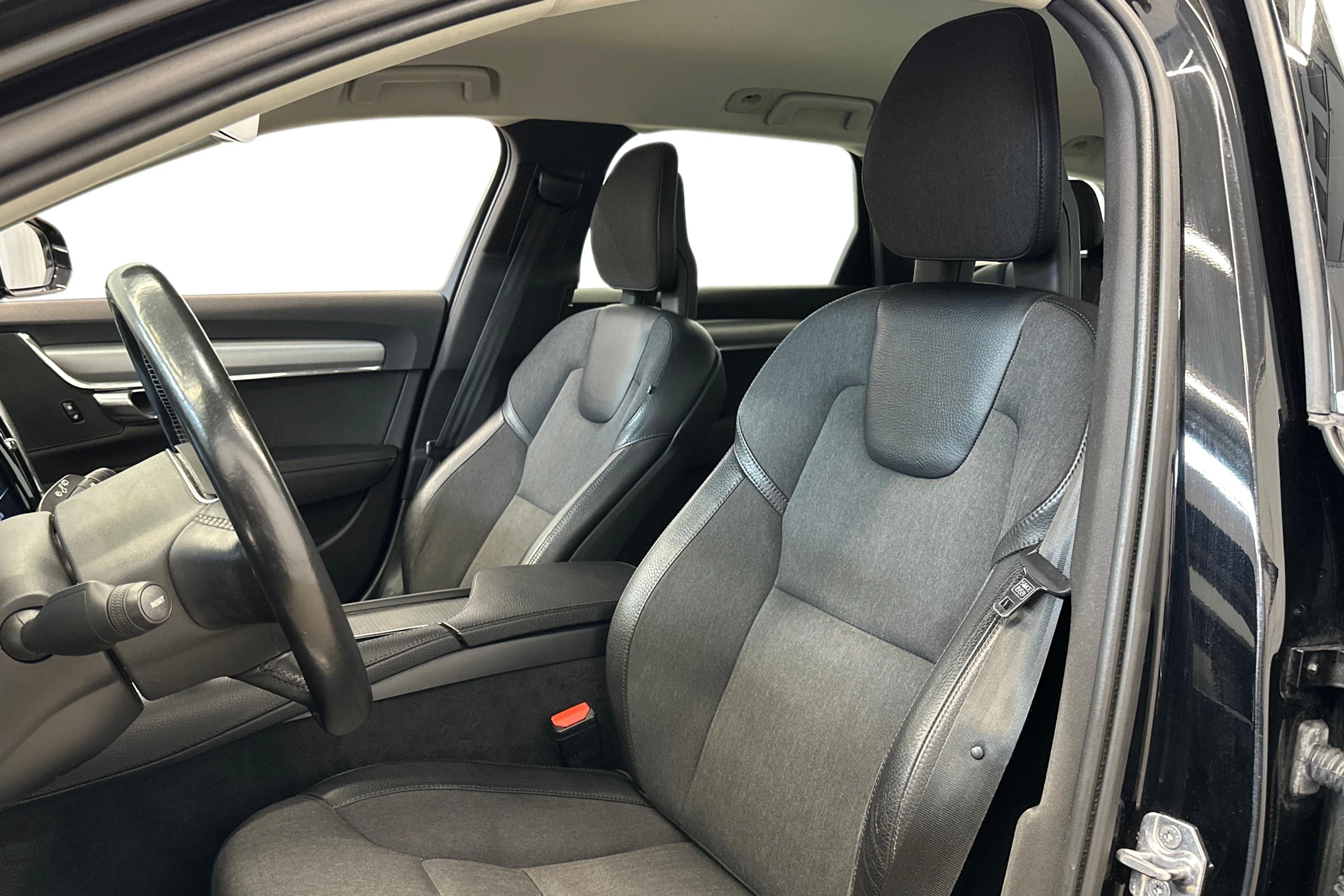 musta Volvo V90 2018 kuva 6.