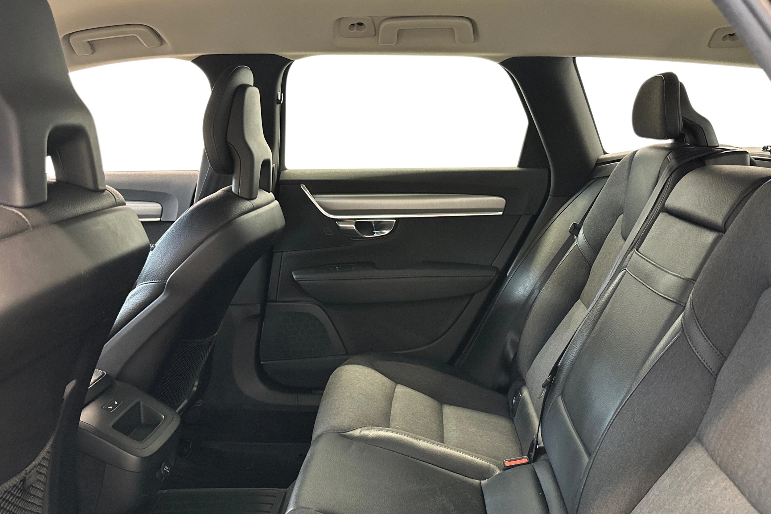 musta Volvo V90 2018 kuva 8.