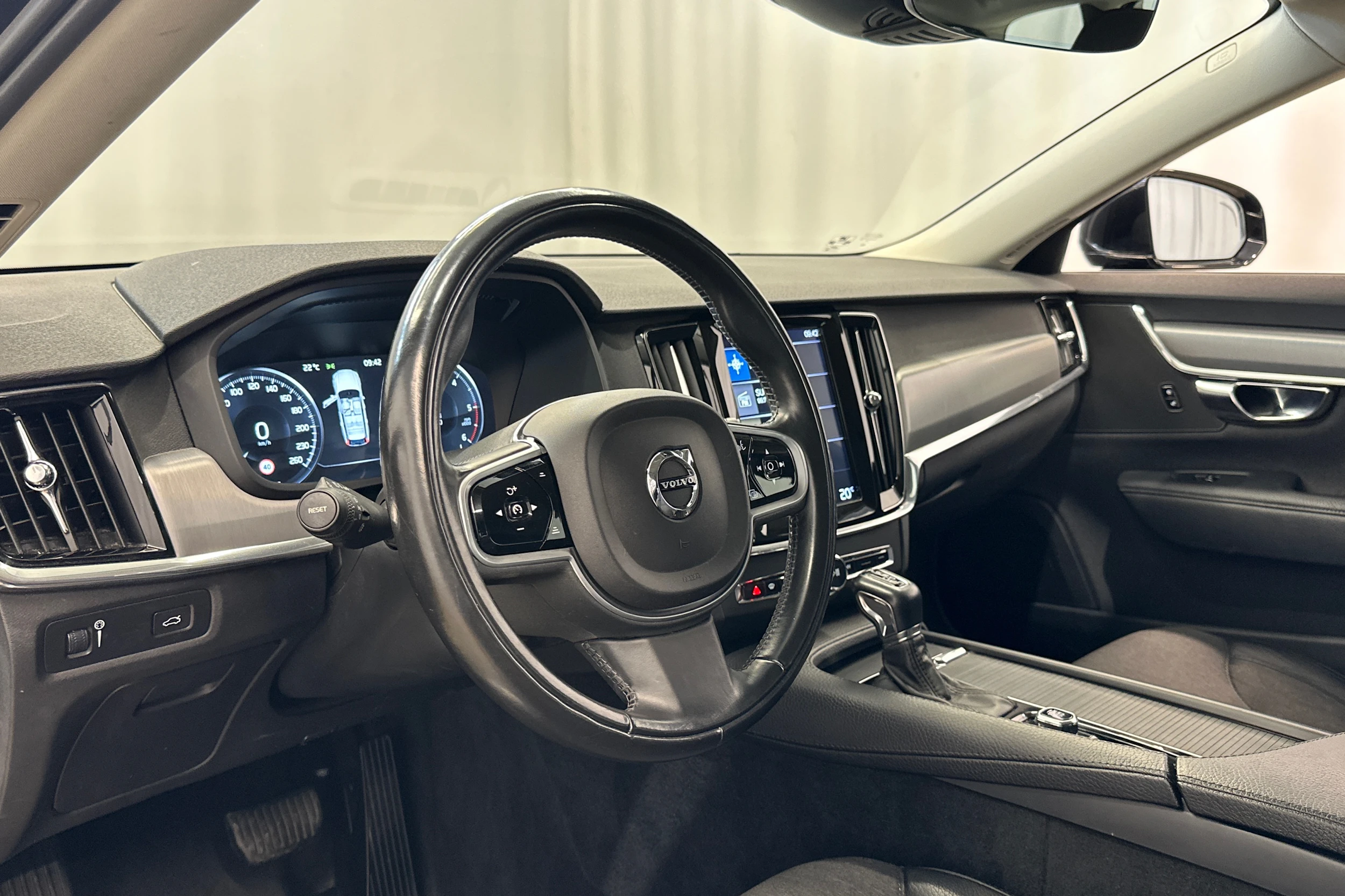 musta Volvo V90 2018 kuva 10.