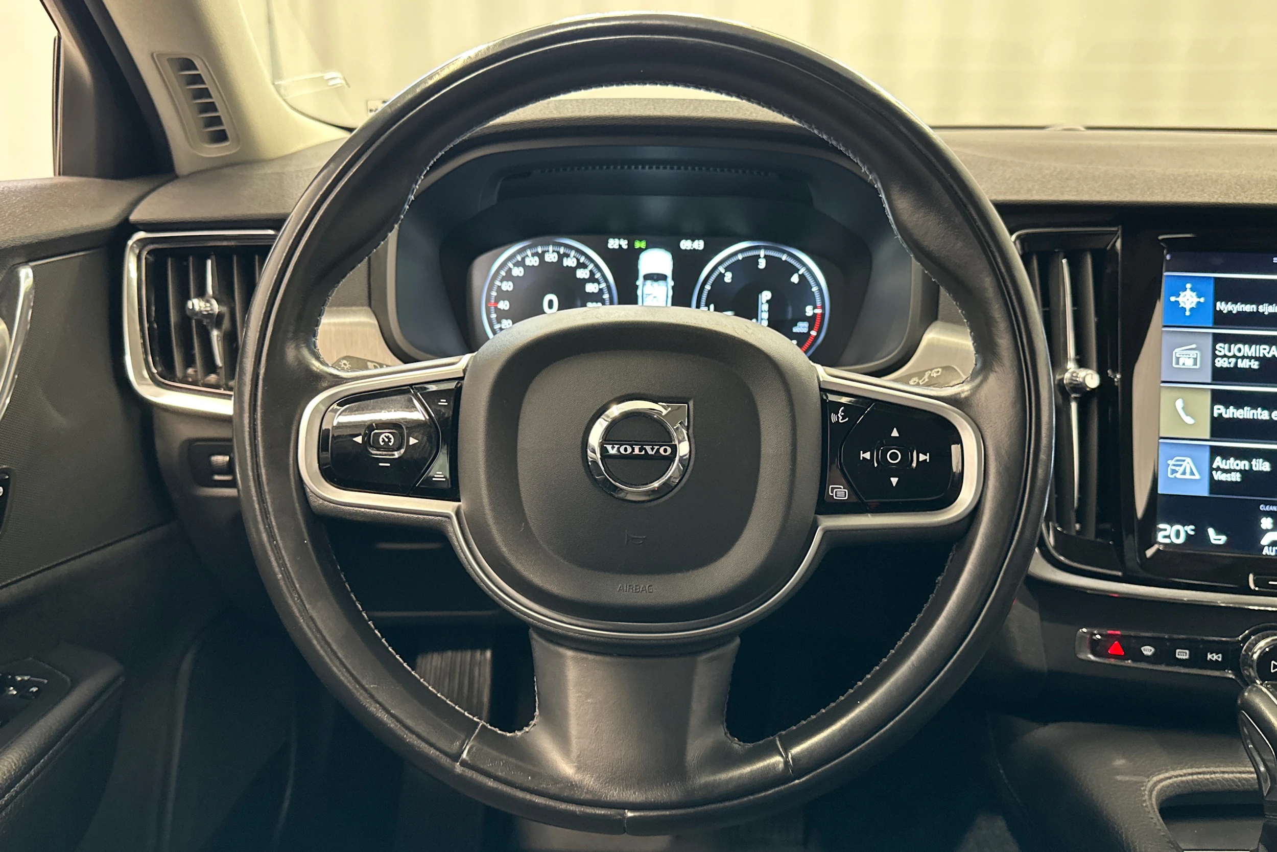musta Volvo V90 2018 kuva 12.