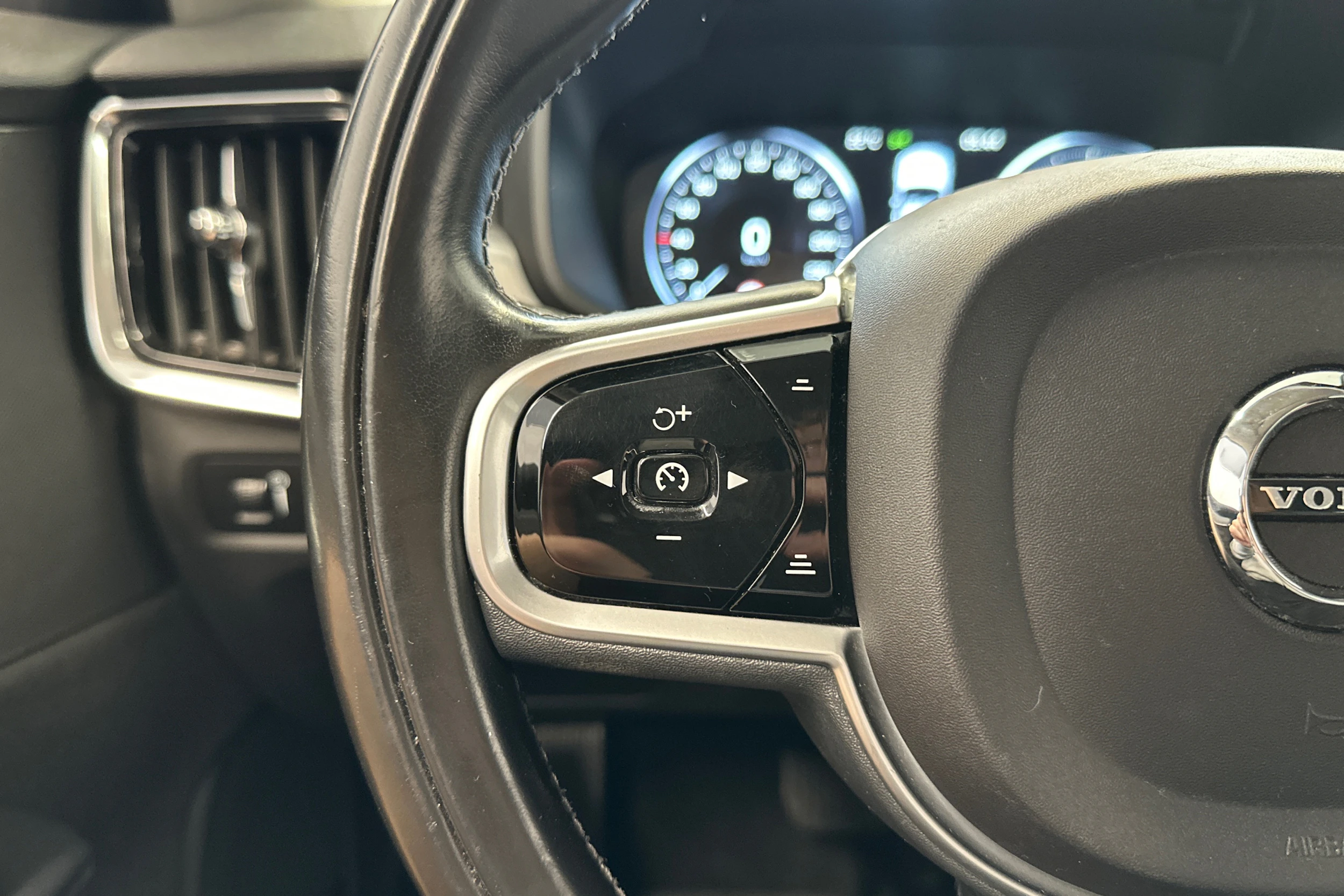 musta Volvo V90 2018 kuva 13.