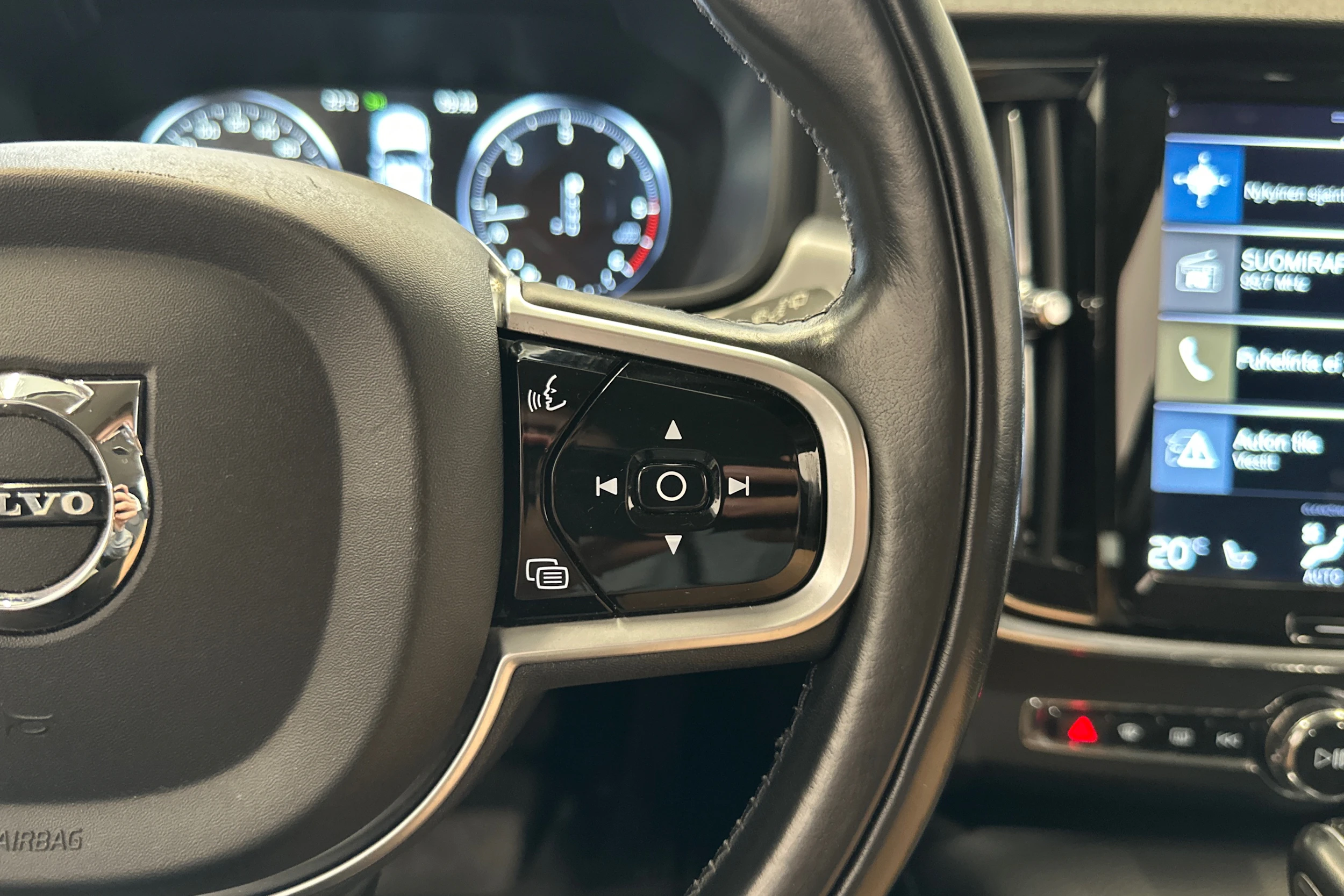 musta Volvo V90 2018 kuva 14.
